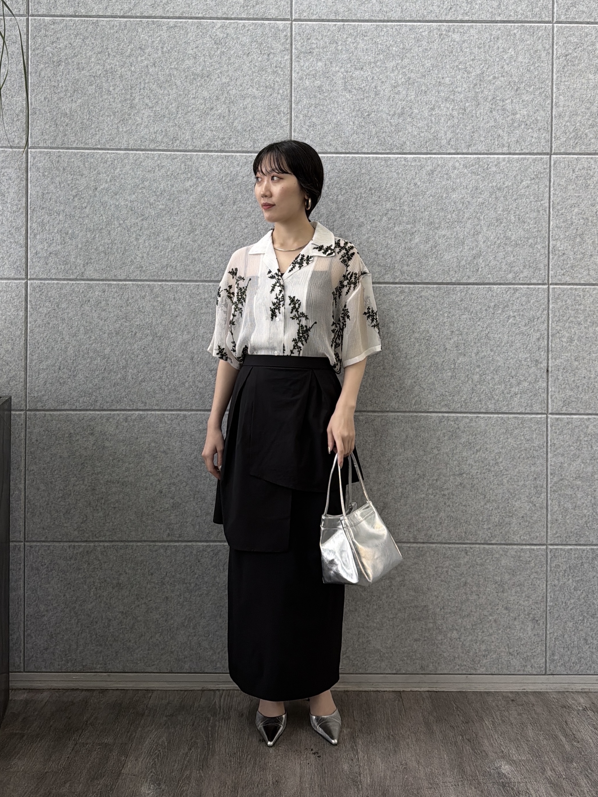 rinaさんの「INDIVI｜オープンカラーボタニカル刺繍シャツ【セットアップ可能】」を使ったコーディネート