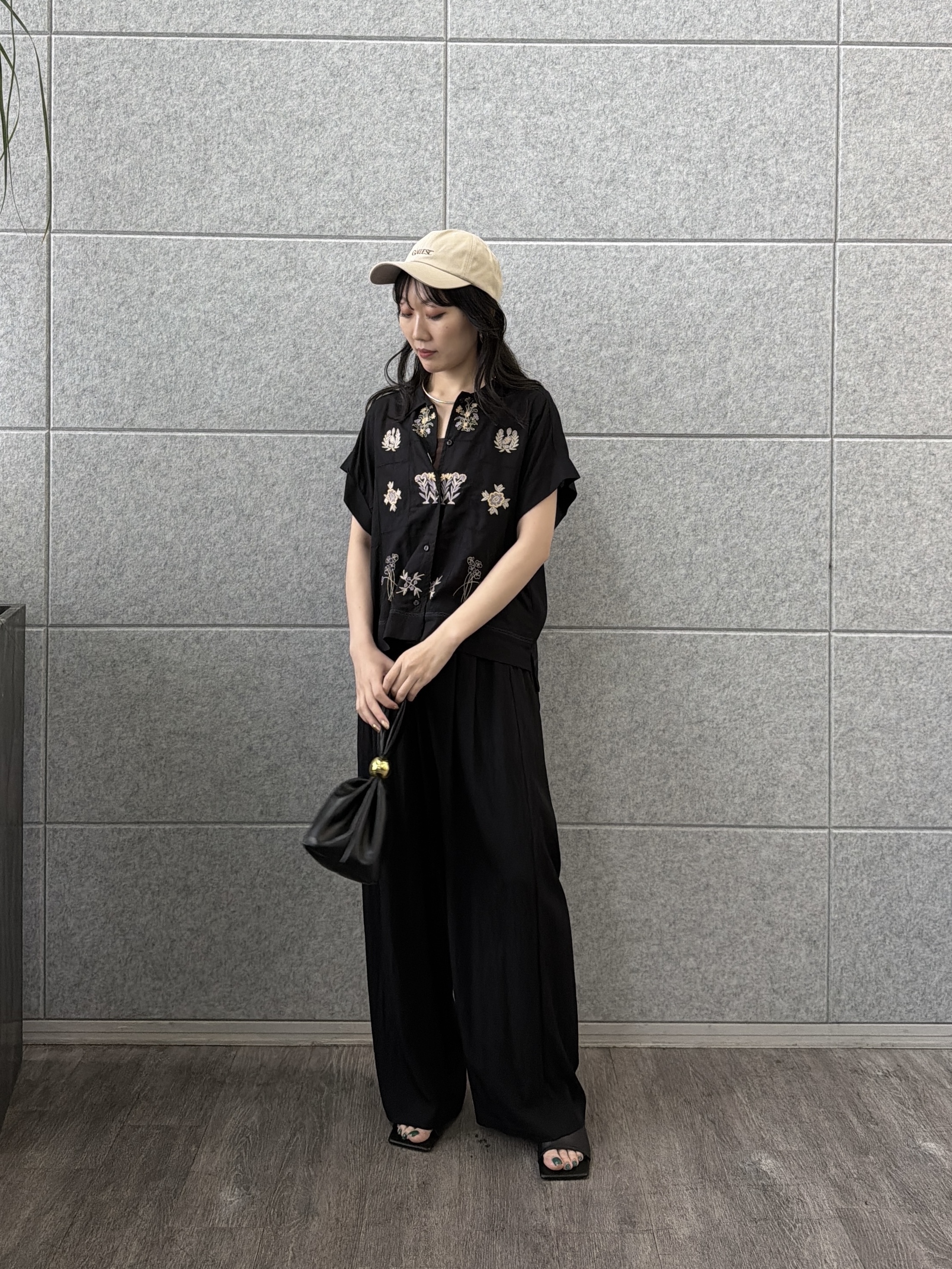 rinaさんの「INDIVI｜アート刺繍半袖シャツ【セットアップ可能】」を使ったコーディネート
