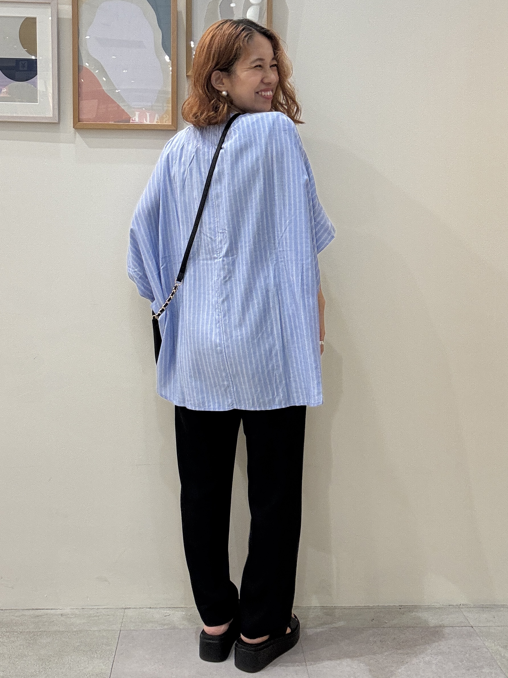 たけぴさんの「SHOO･LA･RUE｜【ひんやり/洗濯機可/体型カバー】二の腕隠れる ゆるっとドルマンバンドカラーシャツ」を使ったコーディネート