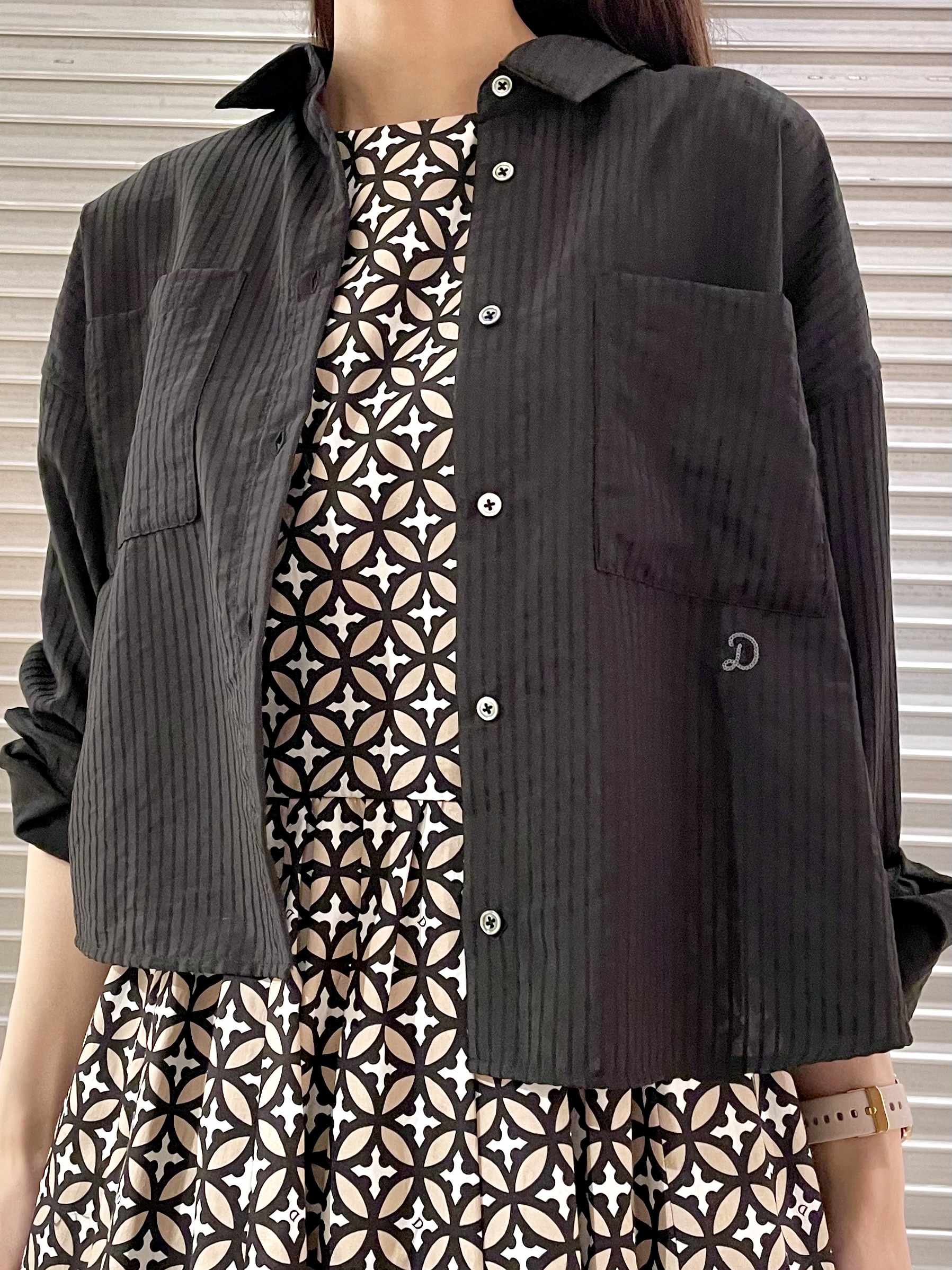 ことさんの「DRESSTERIOR｜シアーストライプクロップドシャツ」を使ったコーディネート
