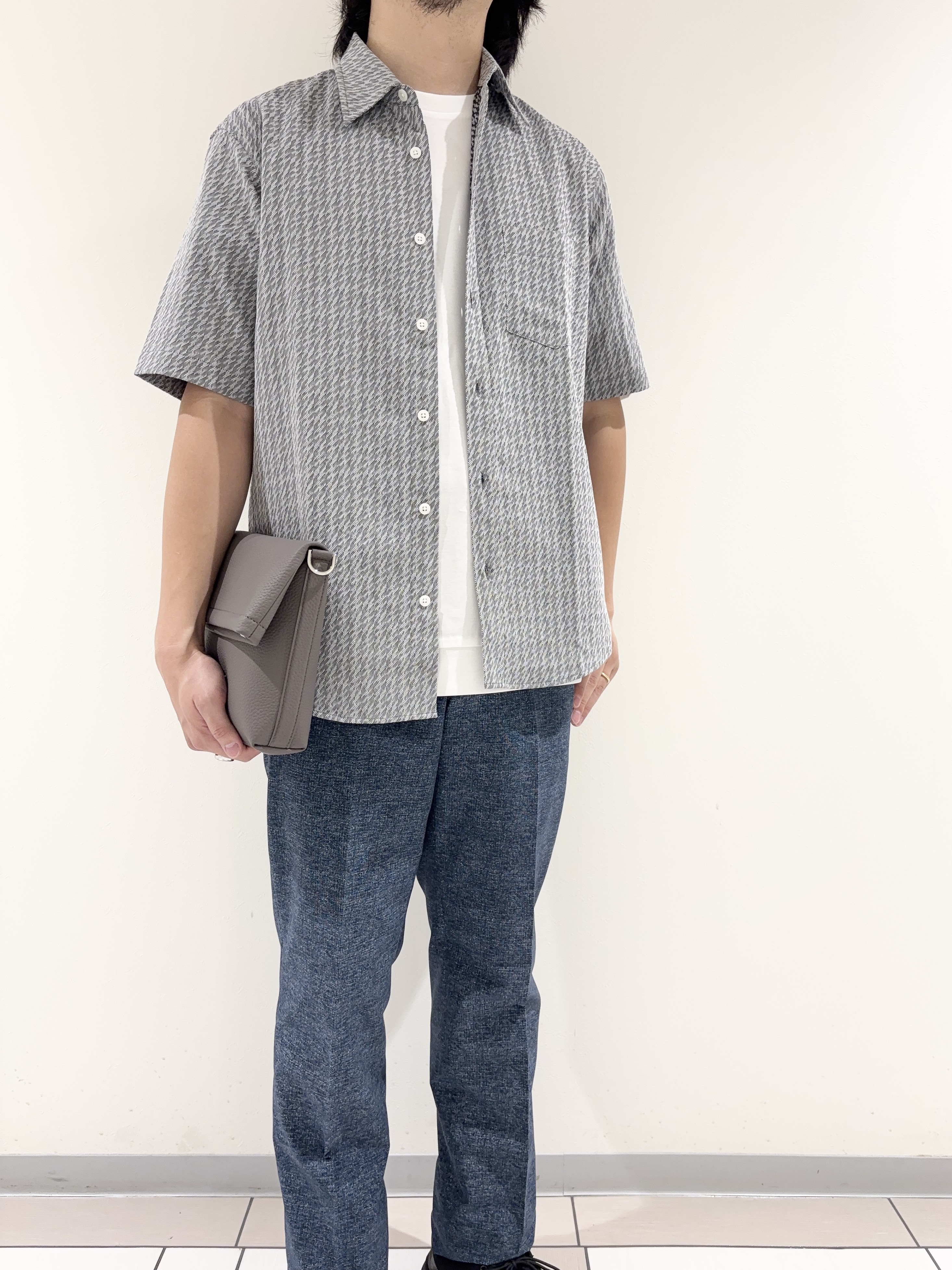 及川さんの「TAKEO KIKUCHI｜播州織り 千鳥 半袖シャツ」を使ったコーディネート
