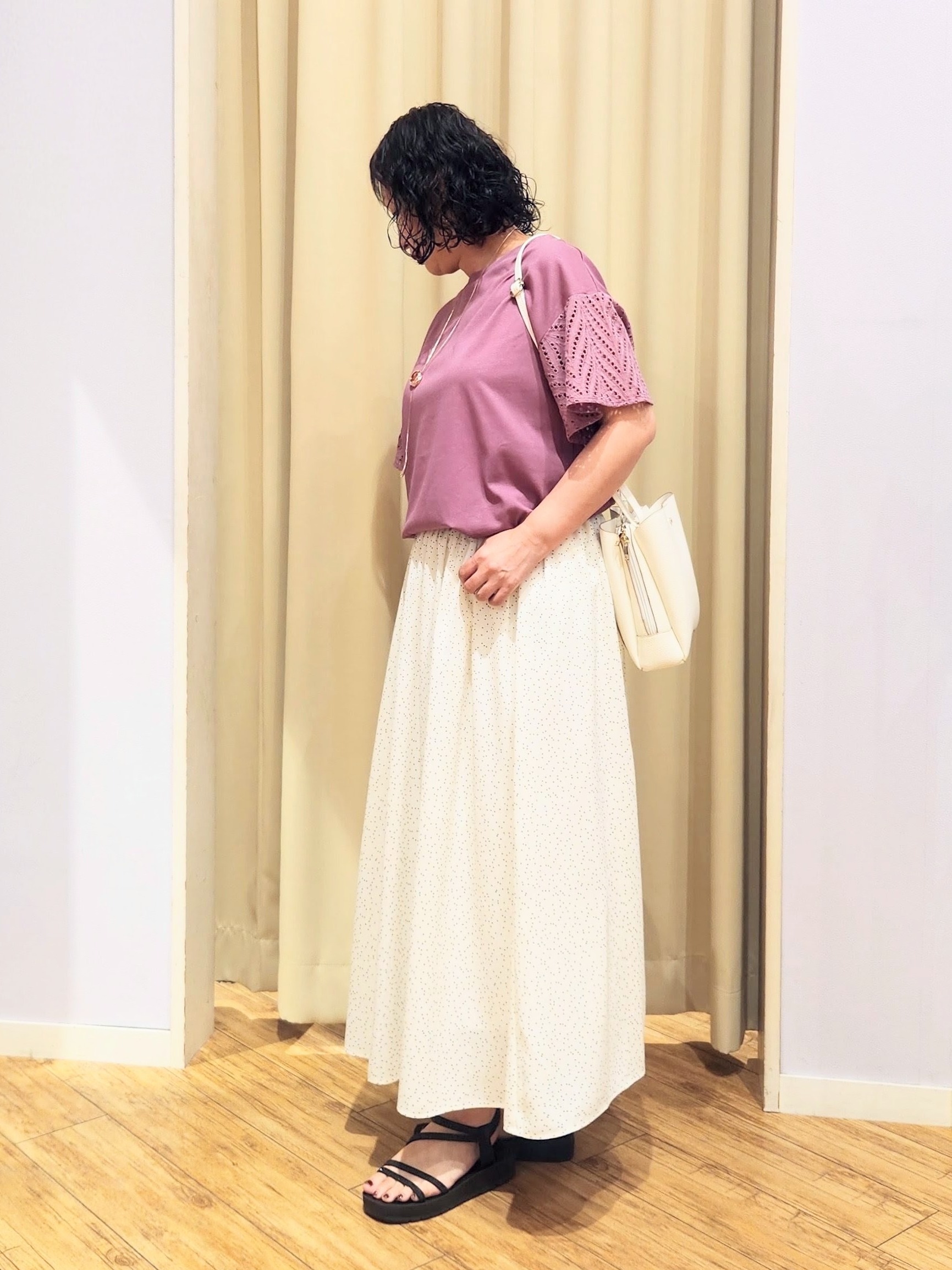 くまさんの「SHOO･LA･RUE｜【汗じみ防止/ひんやり/体型カバー】真夏の味方。 汗じみが気になりにくい お袖レースフレアTシャツ」を使ったコーディネート