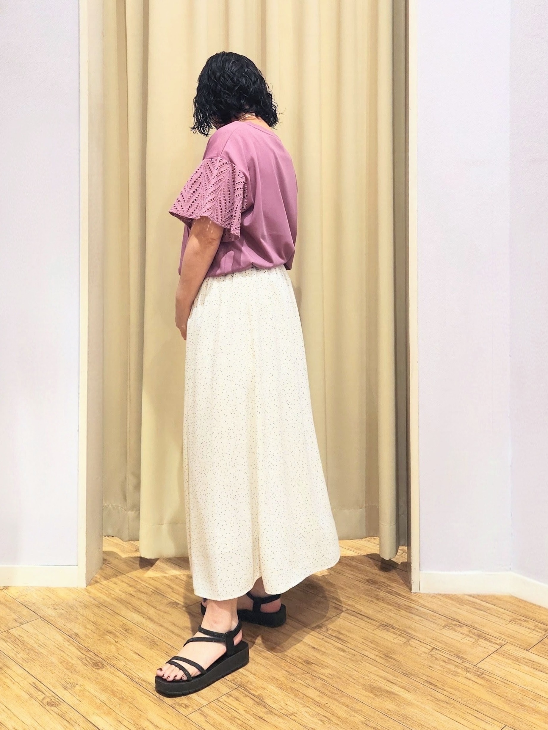 くまさんの「SHOO･LA･RUE｜【汗じみ防止/ひんやり/体型カバー】真夏の味方。 汗じみが気になりにくい お袖レースフレアTシャツ」を使ったコーディネート