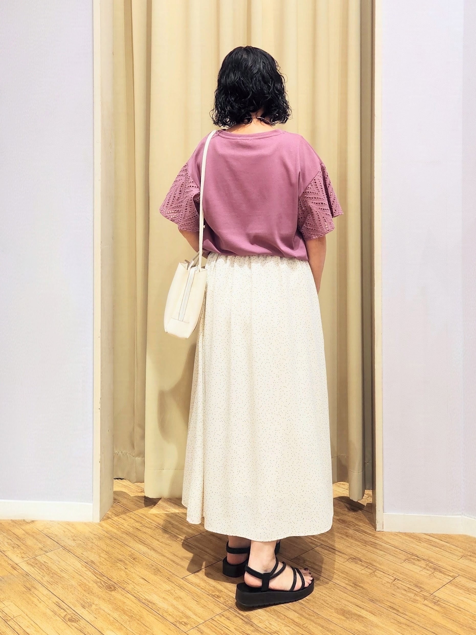 くまさんの「SHOO･LA･RUE｜【汗じみ防止/ひんやり/体型カバー】真夏の味方。 汗じみが気になりにくい お袖レースフレアTシャツ」を使ったコーディネート