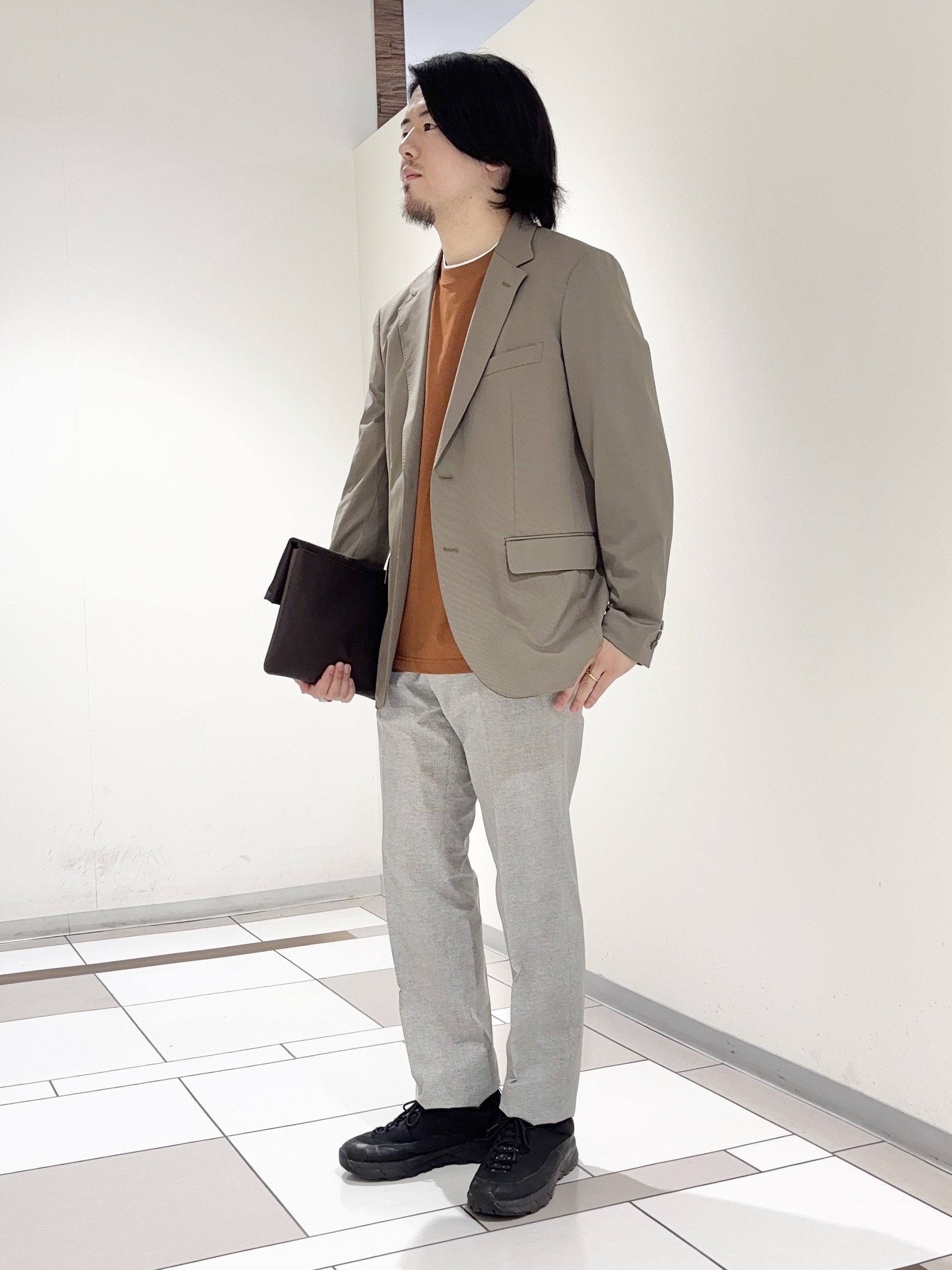 及川さんの「TAKEO KIKUCHI｜【360&deg;ストレッチ／軽量】None Of Stress ライト ジャケット（セットアップ対応）」を使ったコーディネート
