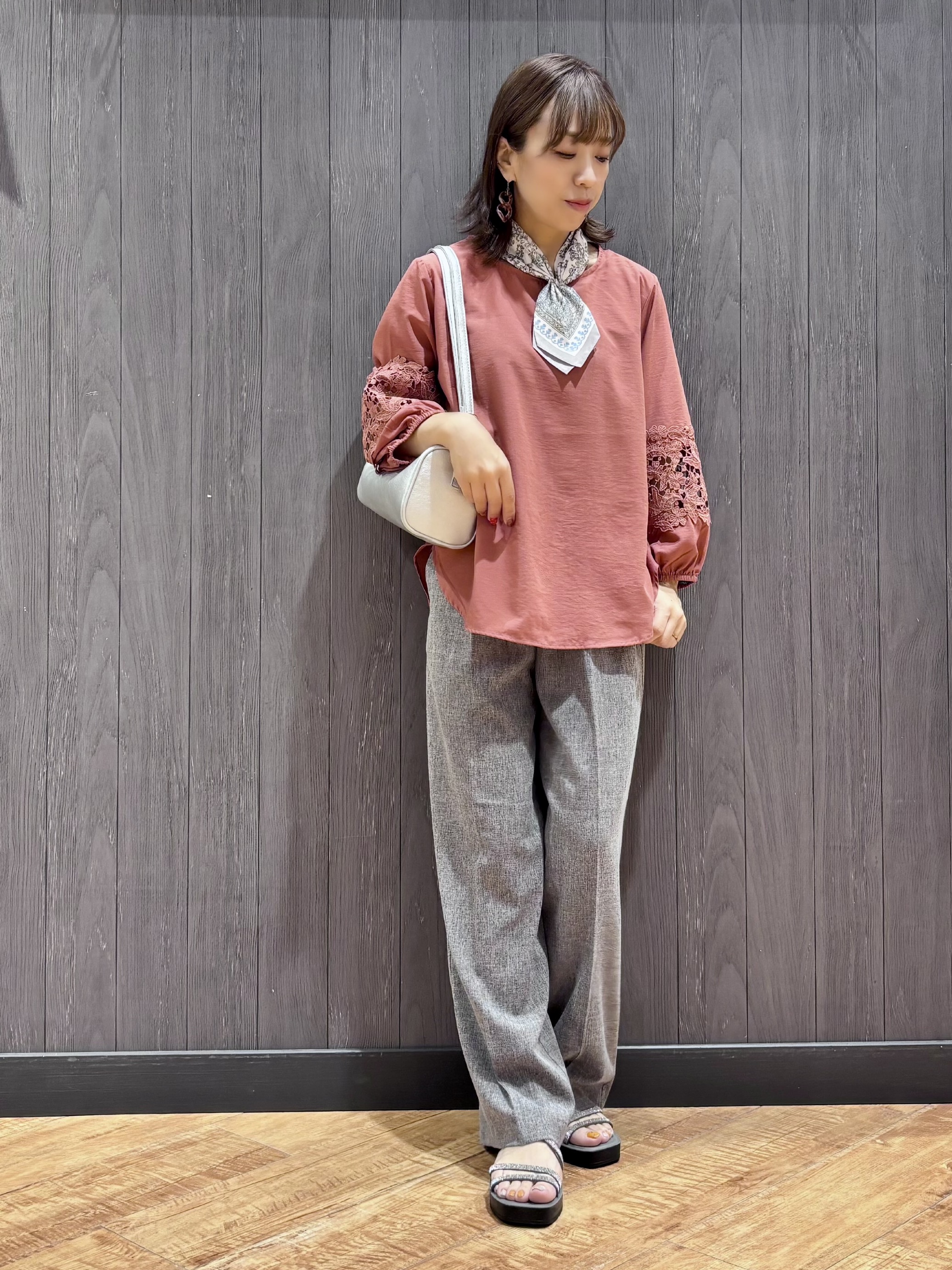 meiさんの「SHOO･LA･RUE｜【洗濯機可/S-LL/洗濯後しわになりにくい】お袖レースデザインブラウス」を使ったコーディネート