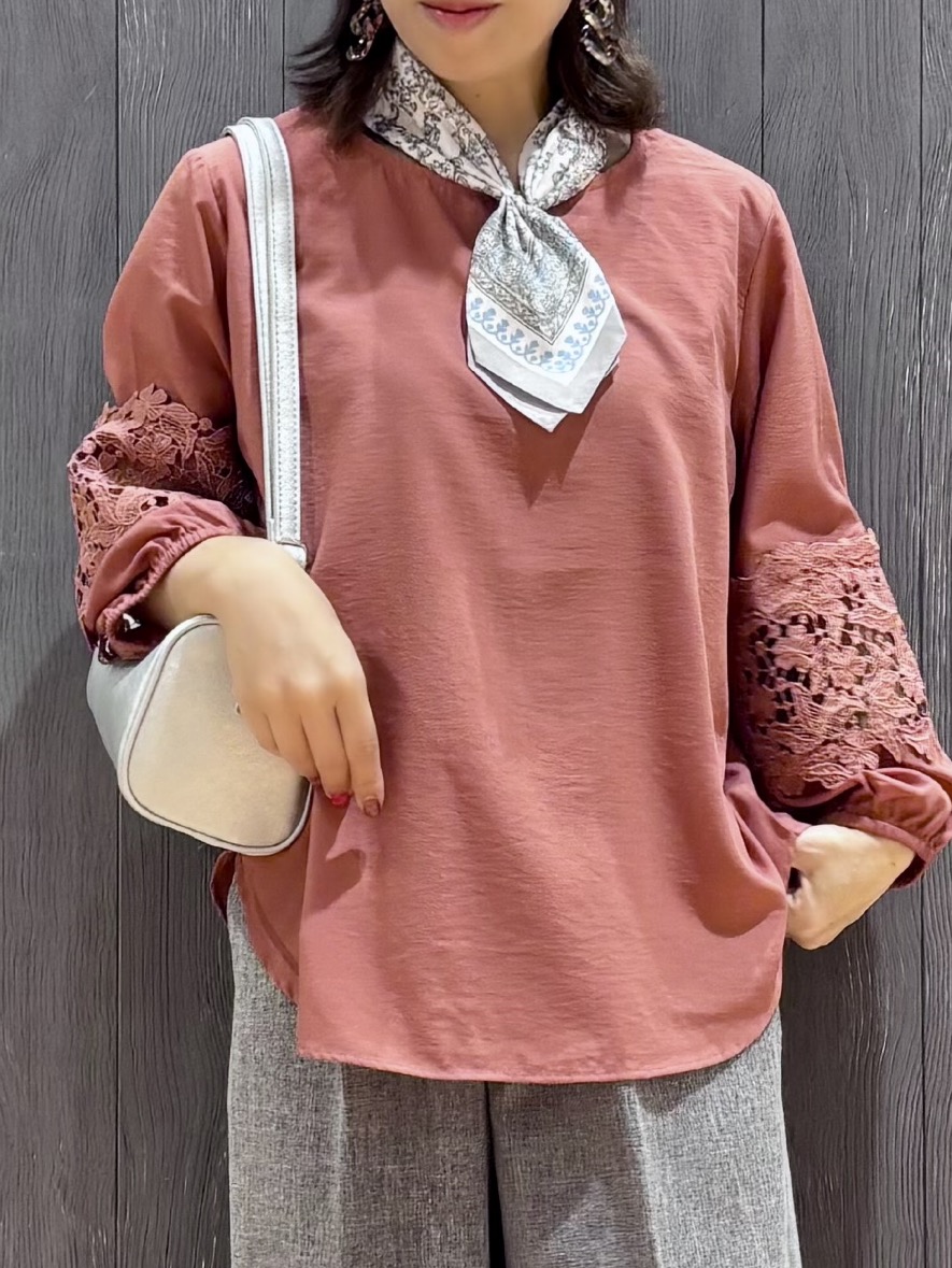 meiさんの「SHOO･LA･RUE｜【洗濯機可/S-LL/洗濯後しわになりにくい】お袖レースデザインブラウス」を使ったコーディネート