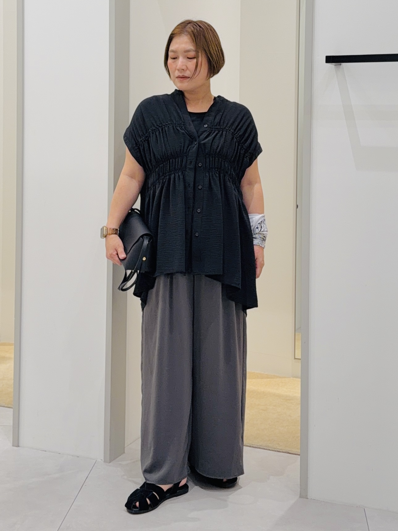 タナさんの「THE SHOP TK｜【夏に嬉しい多機能/体型カバー】ひんやりさらさら シャーリングブラウス」を使ったコーディネート