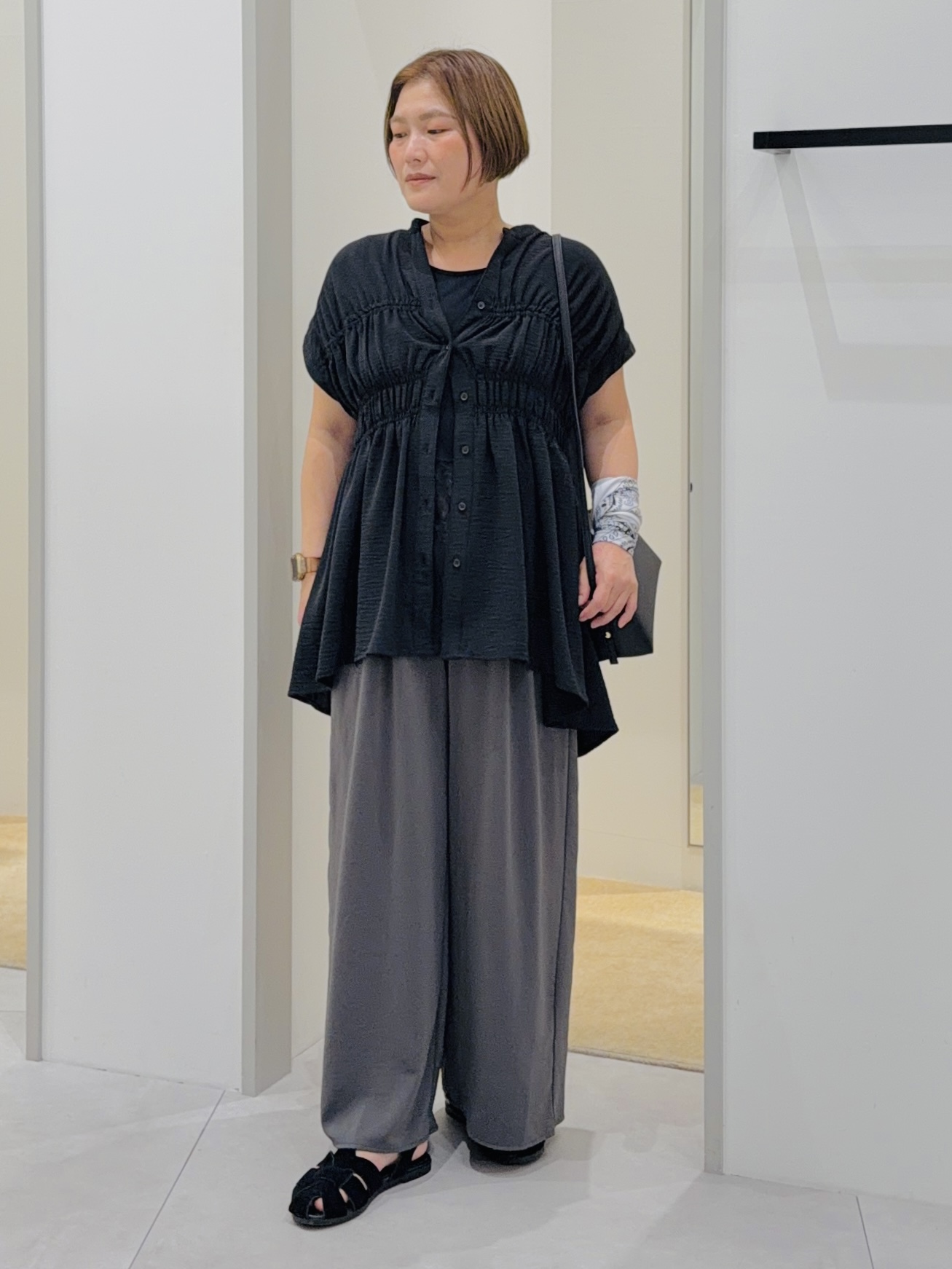 タナさんの「THE SHOP TK｜【夏に嬉しい多機能/体型カバー】ひんやりさらさら シャーリングブラウス」を使ったコーディネート