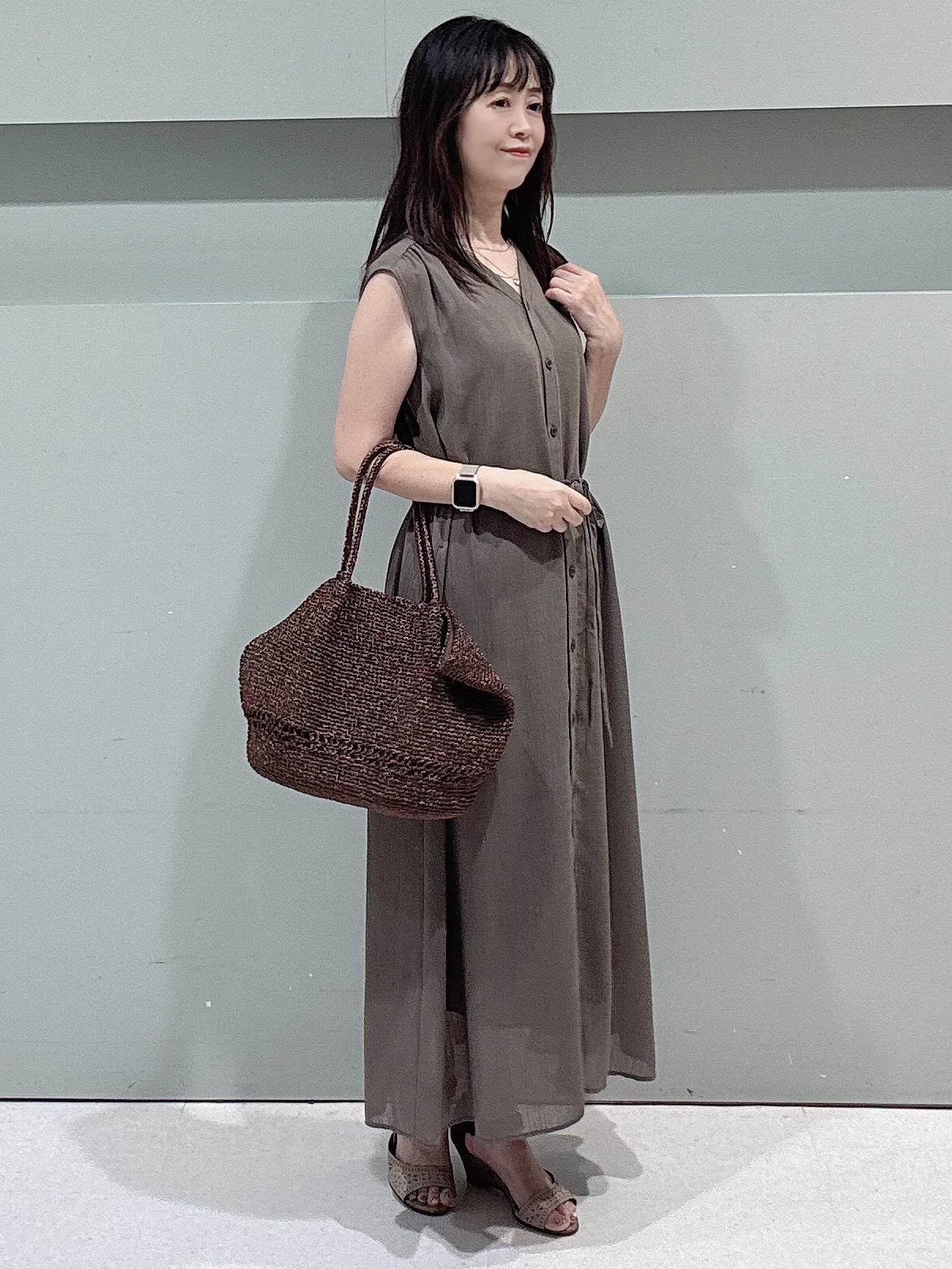 makiさんの「UNTITLED｜【通気性/前開きボタン】シアーVネックワンピース」を使ったコーディネート