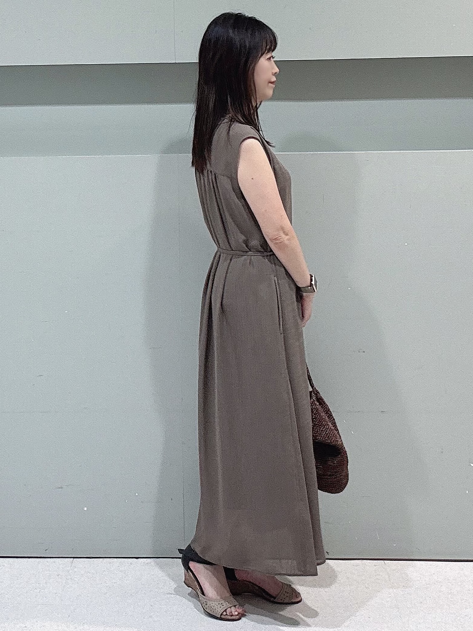 makiさんの「UNTITLED｜【通気性/前開きボタン】シアーVネックワンピース」を使ったコーディネート