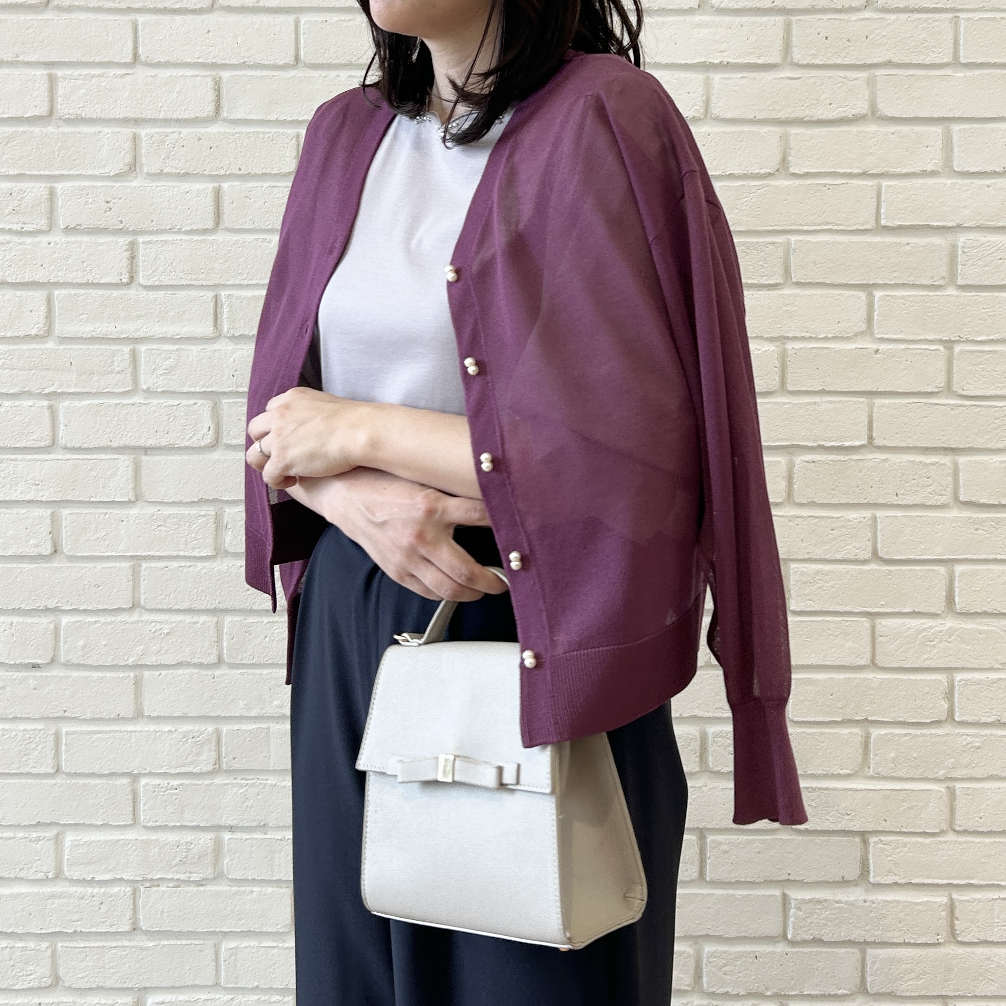 shinoさんの「Couture brooch｜【上品な透け感】ダブルパール調釦 愛されシアーカーディガン」を使ったコーディネート
