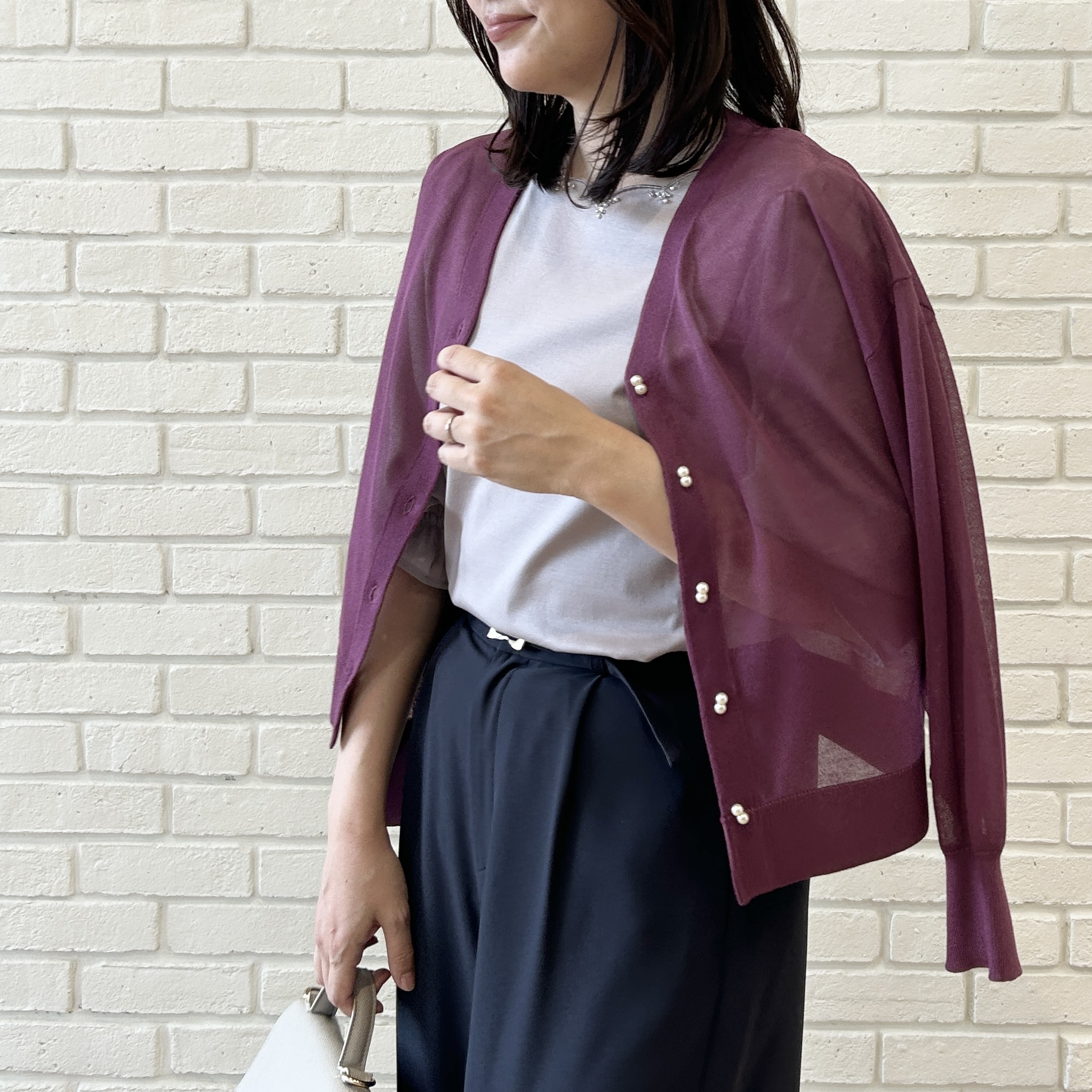 shinoさんの「Couture brooch｜【上品な透け感】ダブルパール調釦 愛されシアーカーディガン」を使ったコーディネート