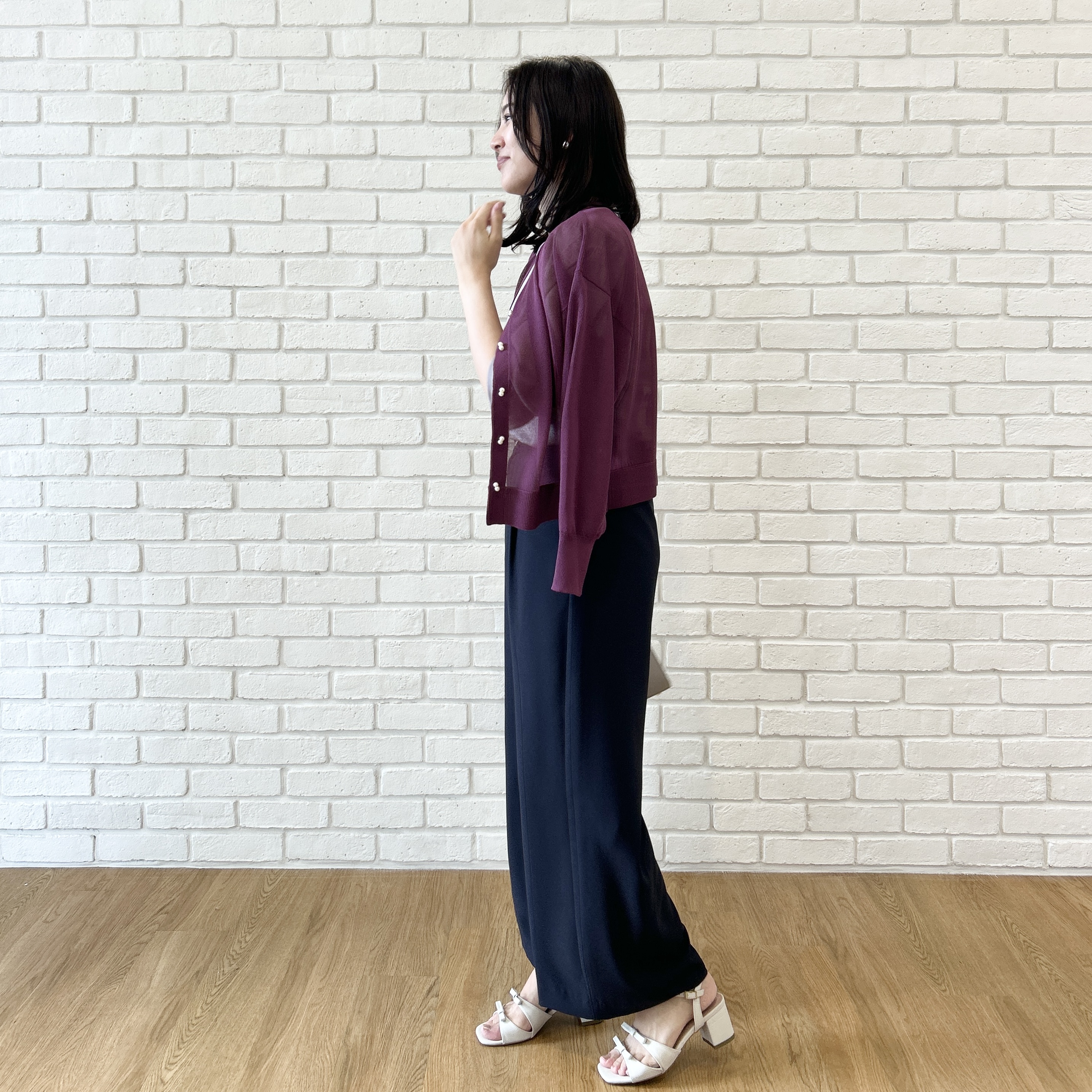 shinoさんの「Couture brooch｜【上品な透け感】ダブルパール調釦 愛されシアーカーディガン」を使ったコーディネート