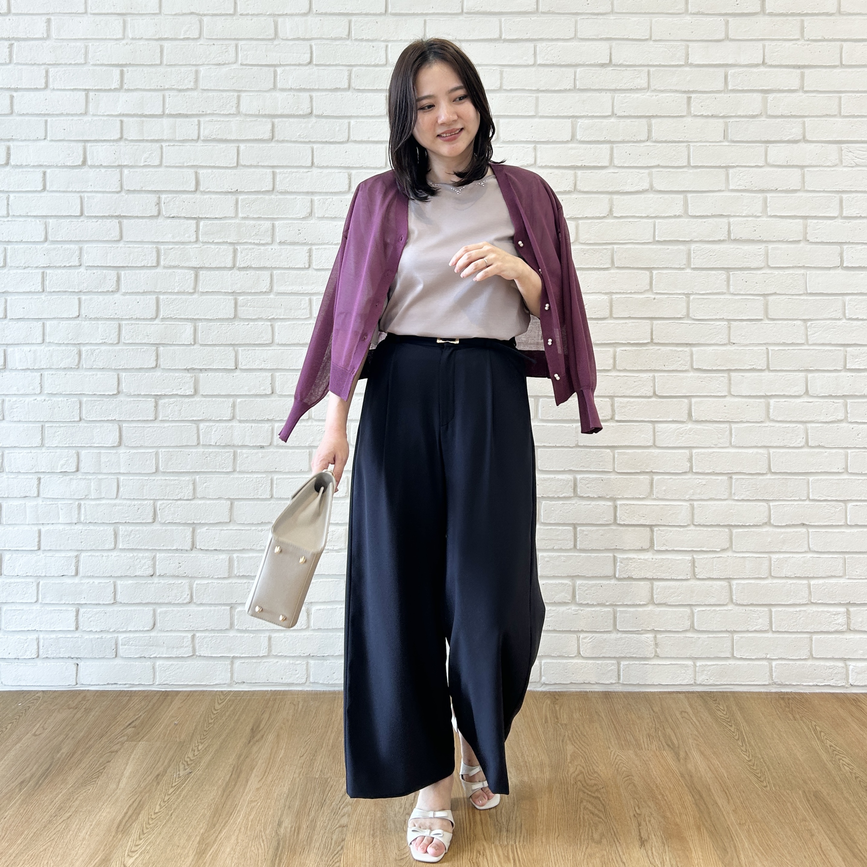 shinoさんの「Couture brooch｜【上品な透け感】ダブルパール調釦 愛されシアーカーディガン」を使ったコーディネート