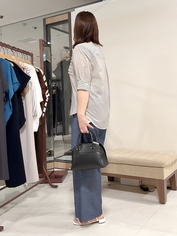 YUIさんの「UNTITLED｜【接触冷感/通気性/洗える】フロントフリルブラウス」を使ったコーディネート