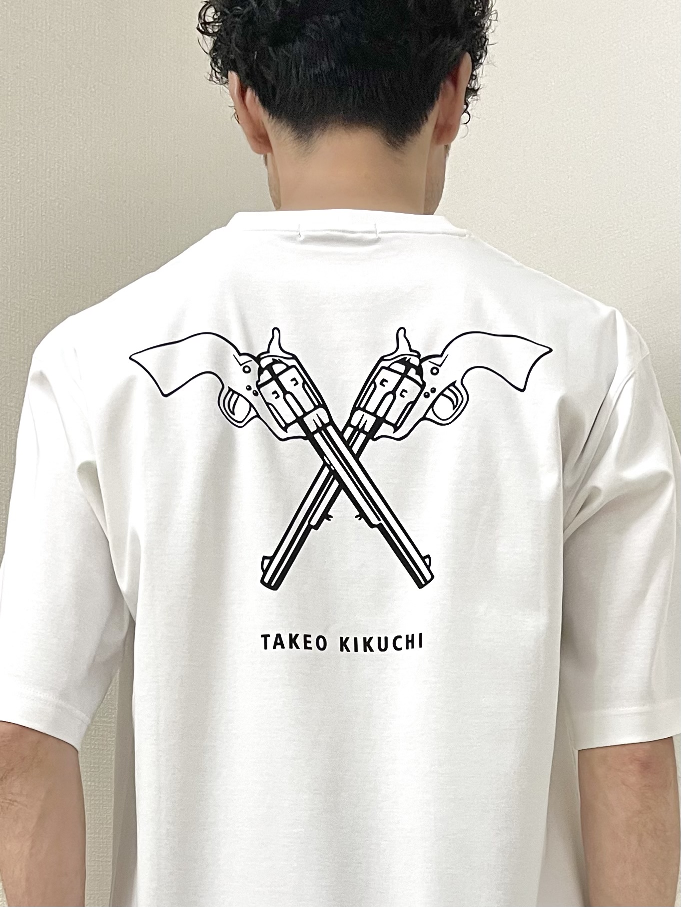 URAさんの「TAKEO KIKUCHI｜【BOWLER HAT LABEL】アイスクリアコットン バッククロスピストル 半袖Tシャツ」を使ったコーディネート
