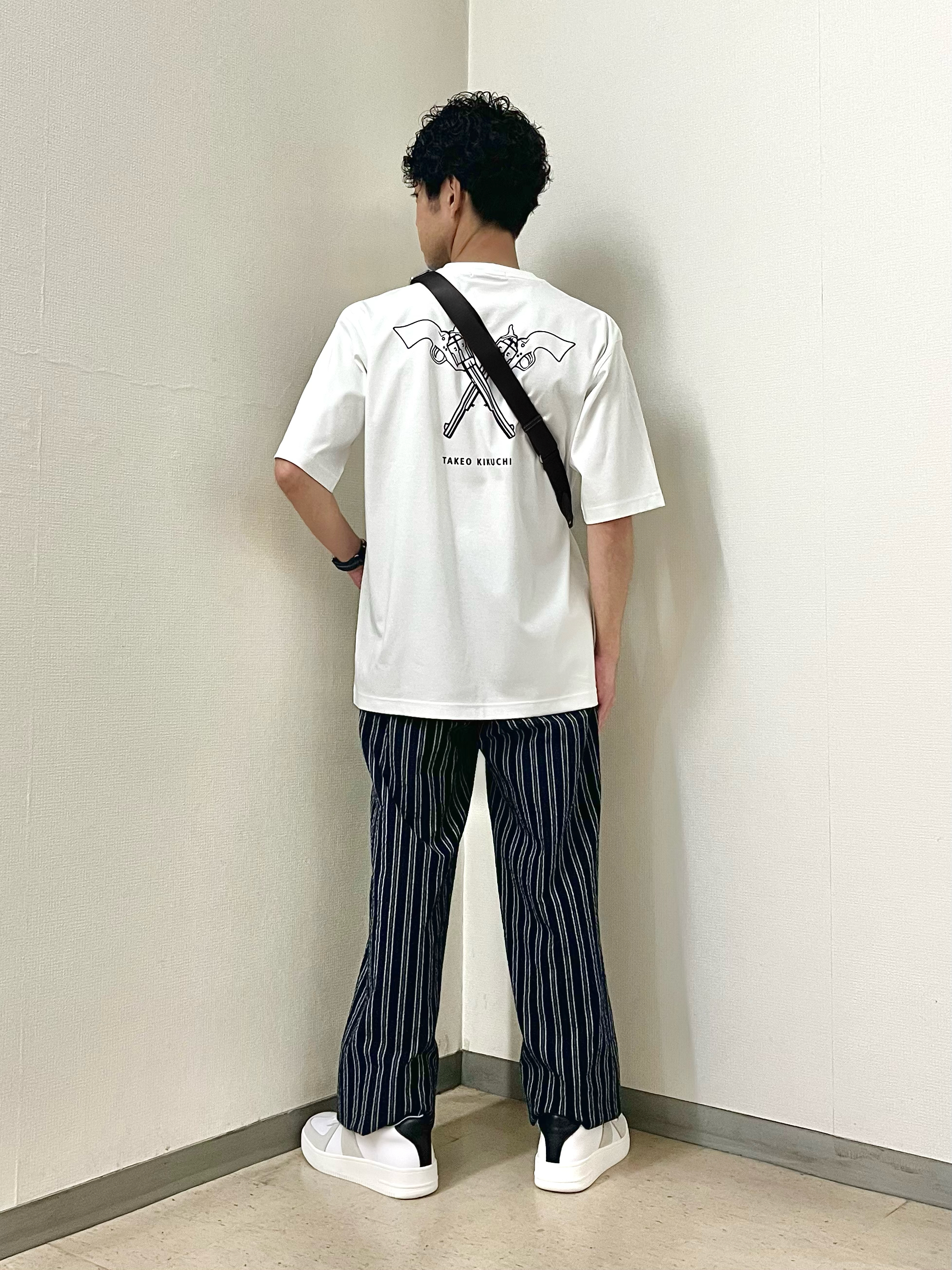 URAさんの「TAKEO KIKUCHI｜【BOWLER HAT LABEL】アイスクリアコットン バッククロスピストル 半袖Tシャツ」を使ったコーディネート
