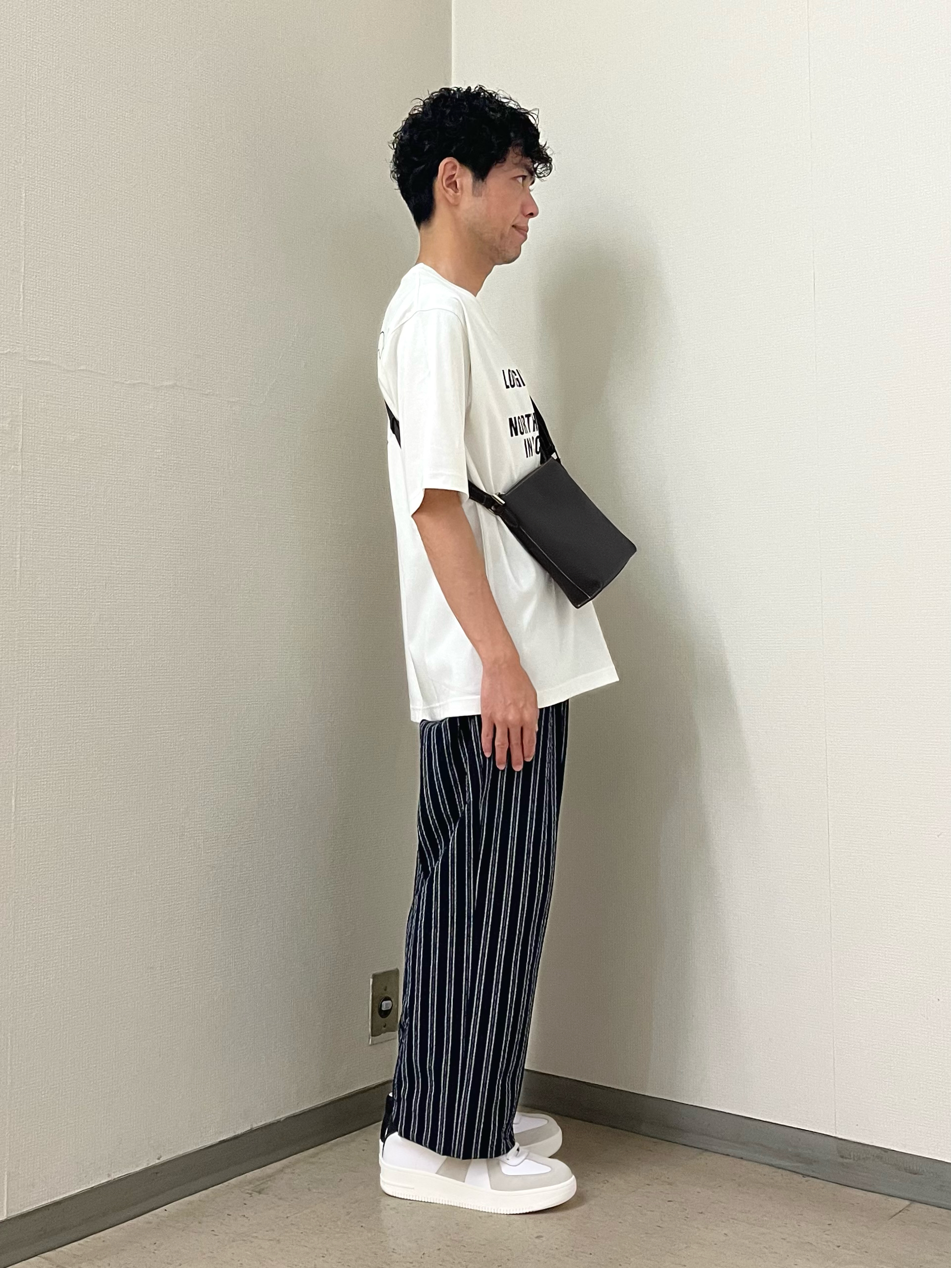 URAさんの「TAKEO KIKUCHI｜【BOWLER HAT LABEL】アイスクリアコットン バッククロスピストル 半袖Tシャツ」を使ったコーディネート