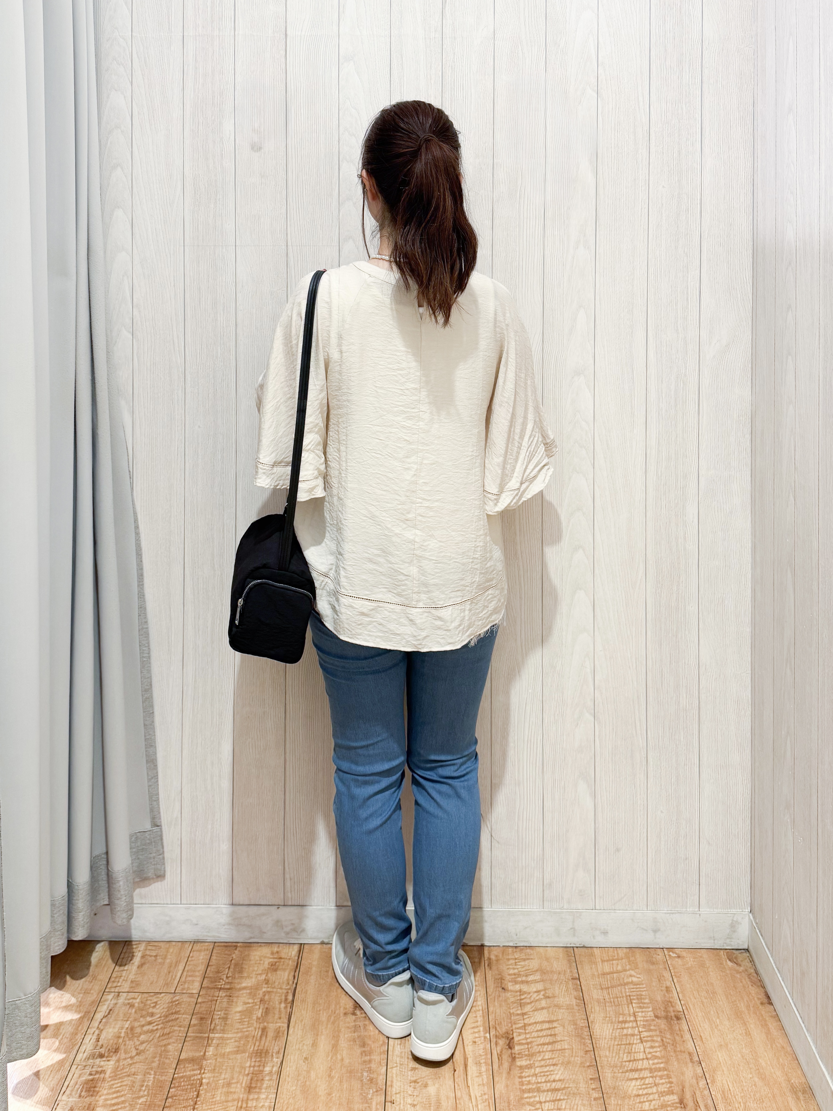 愛さんの「SHOO･LA･RUE｜【ひんやり/S-LL/体型カバー】はしごレースが涼し気な スラブポンチョ風ブラウス」を使ったコーディネート