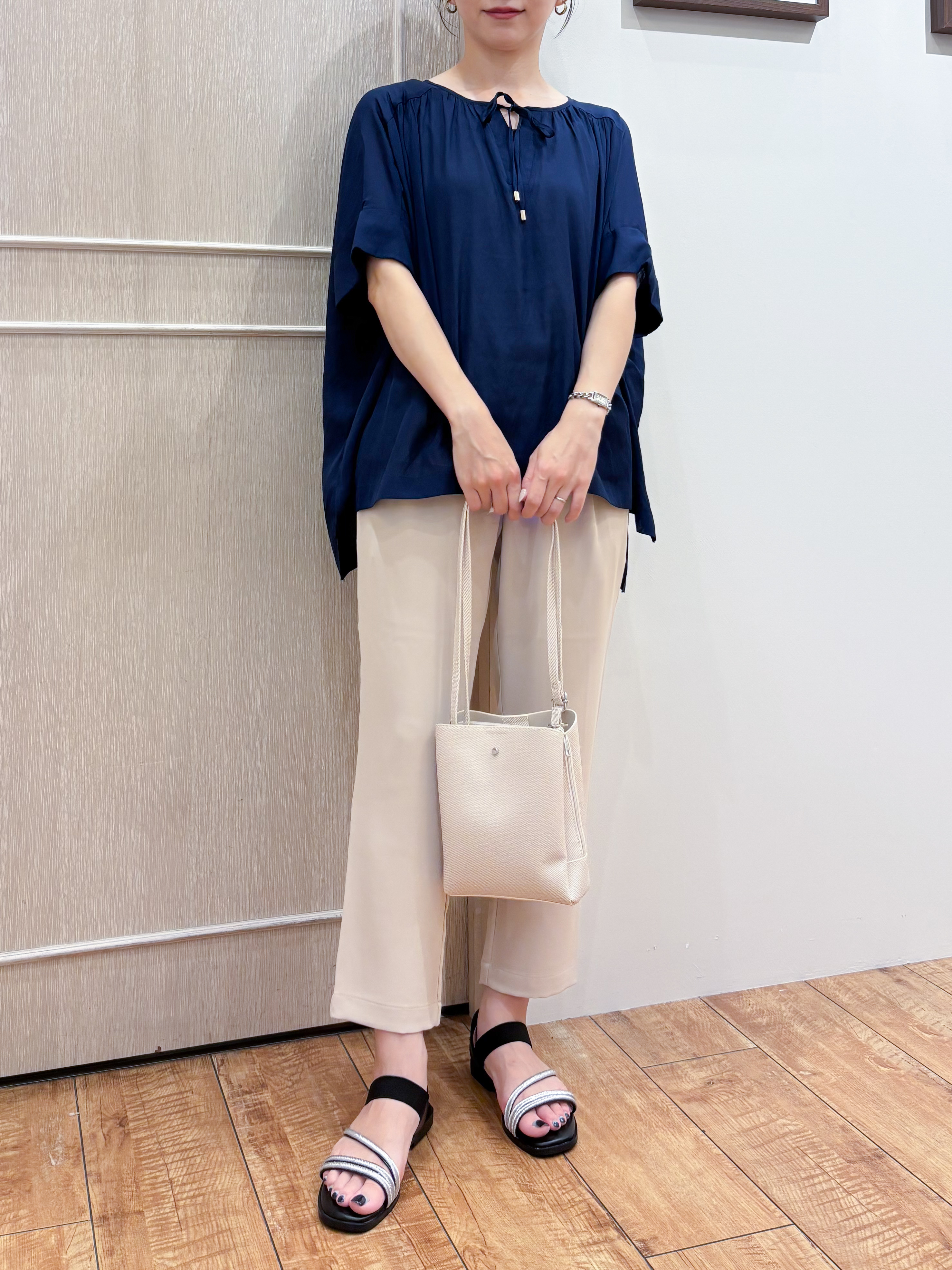 なみさんの「SHOO･LA･RUE｜【2点セット/洗濯機可/インしないで着られる】大人の抜け感 リボン付きポンチョ風ブラウス＆タンクトッ」を使ったコーディネート