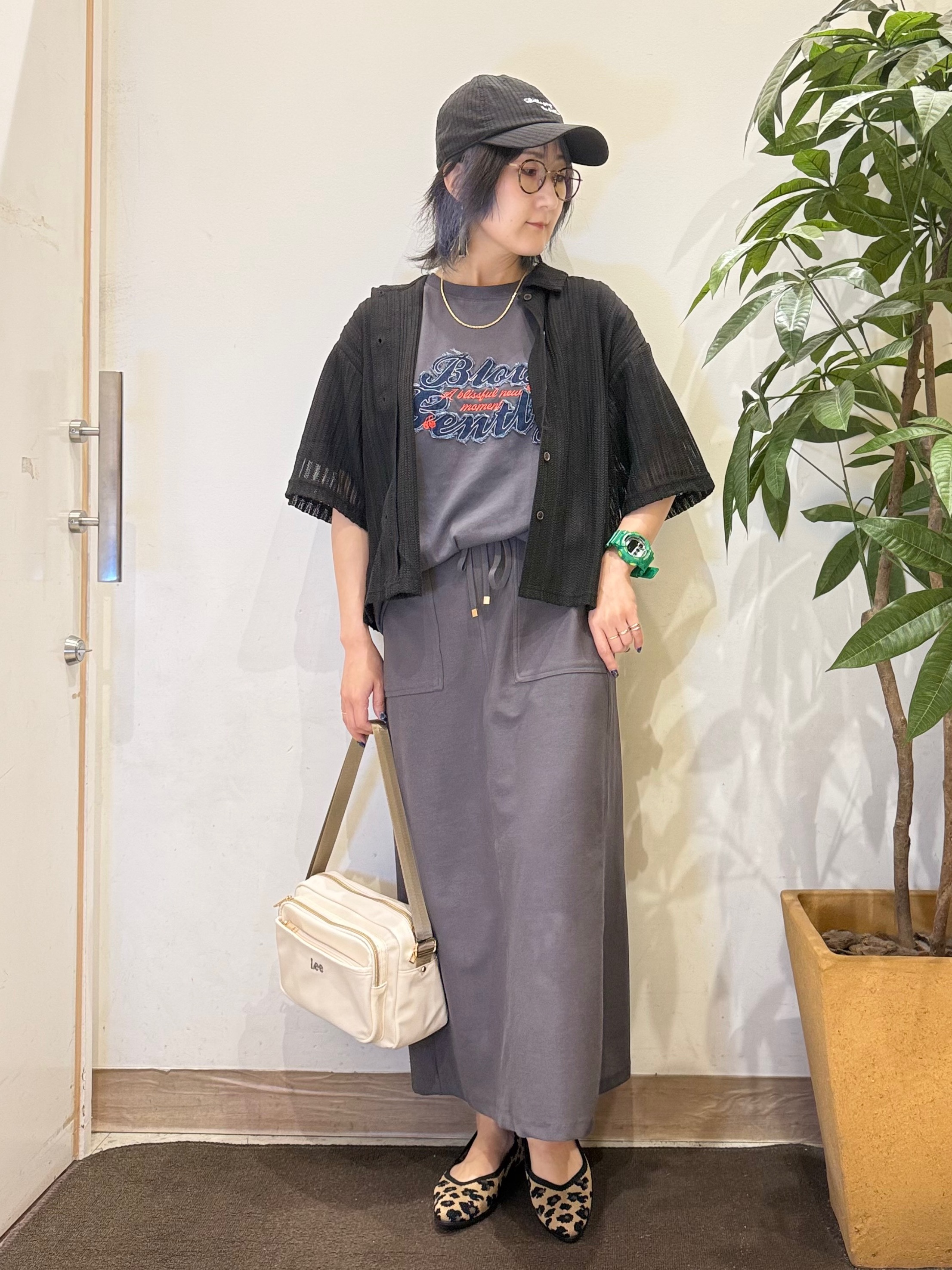 misakiさんの「SHOO･LA･RUE｜【洗濯機可/S-LL】軽やかで涼しげな 透かしレース風前開きシャツ」を使ったコーディネート