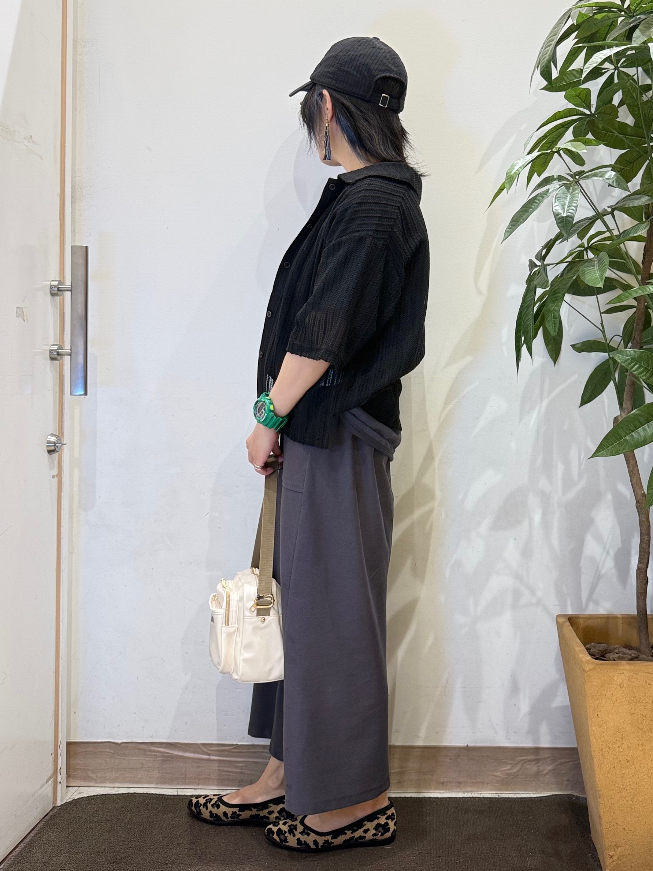 misakiさんの「SHOO･LA･RUE｜【洗濯機可/S-LL】軽やかで涼しげな 透かしレース風前開きシャツ」を使ったコーディネート