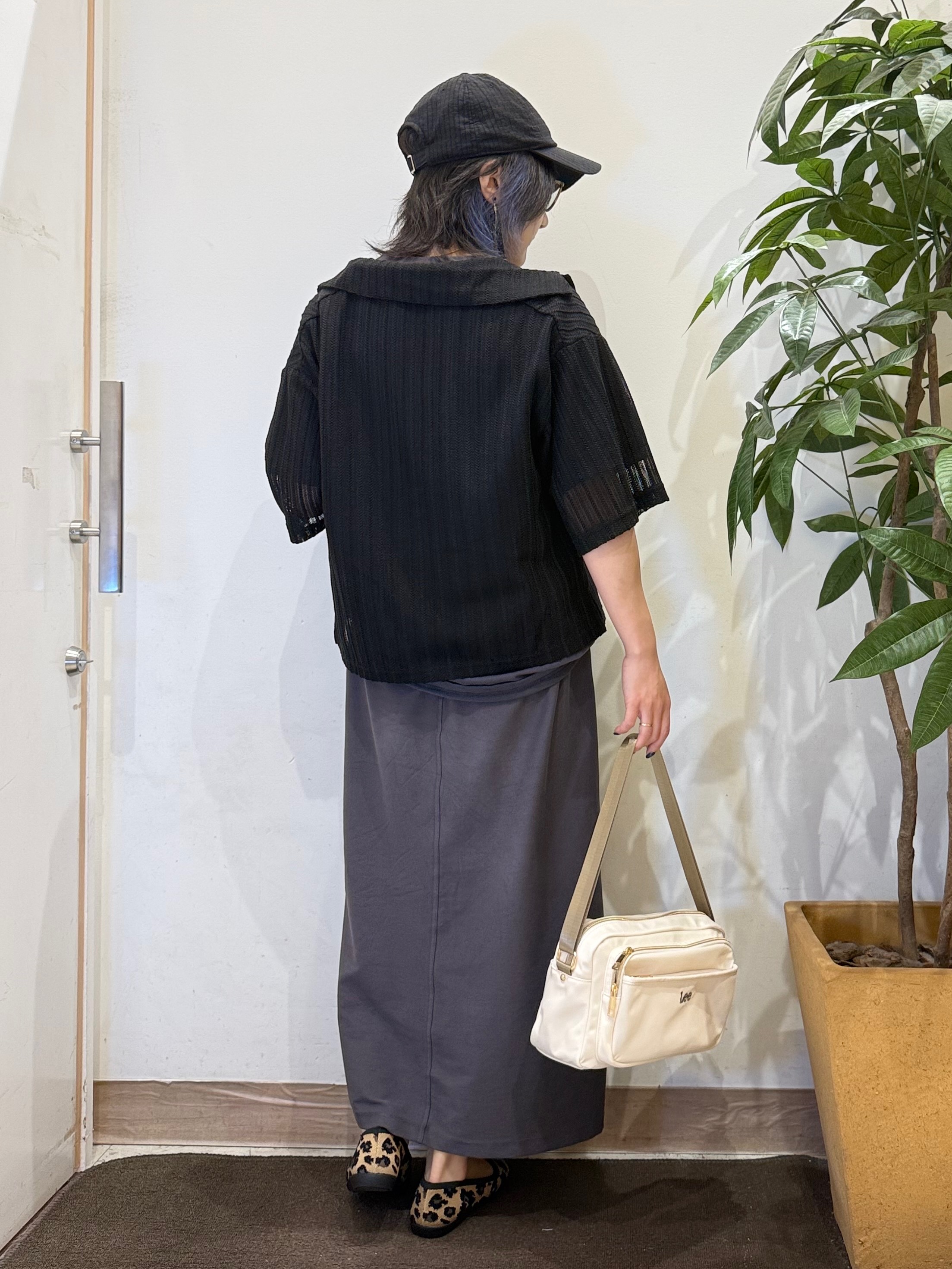 misakiさんの「SHOO･LA･RUE｜【洗濯機可/S-LL】軽やかで涼しげな 透かしレース風前開きシャツ」を使ったコーディネート