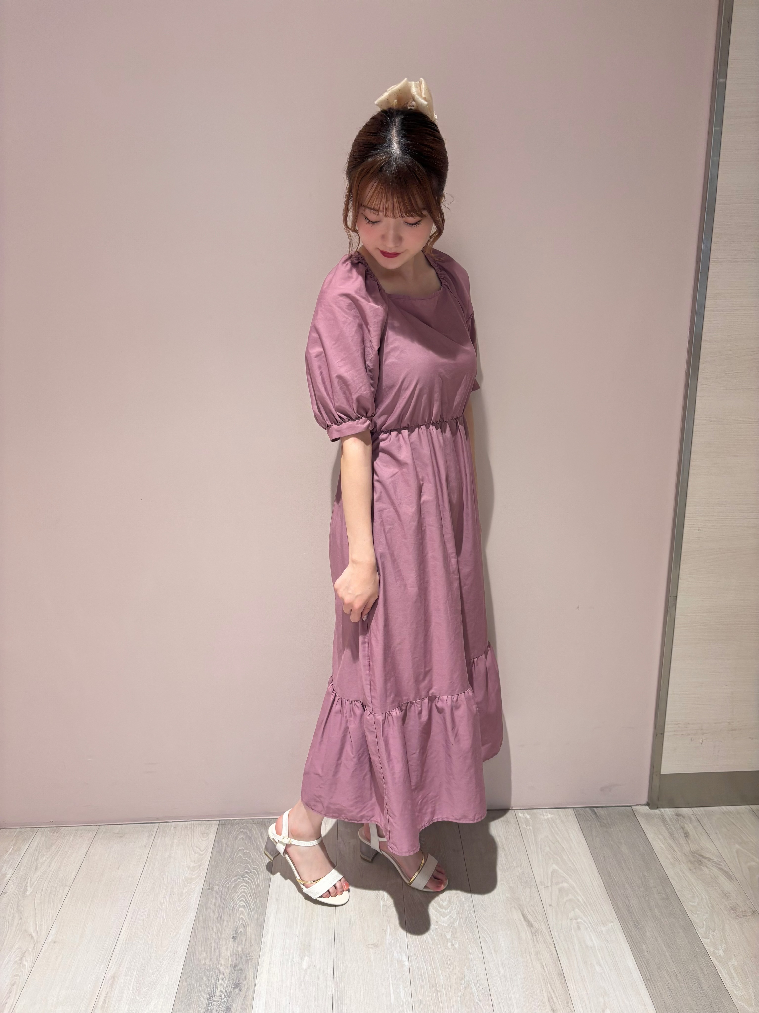 金田 千咲さんの「ESPERANZA｜クリアヒール&times;ゴールドラインストラップサンダル」を使ったコーディネート