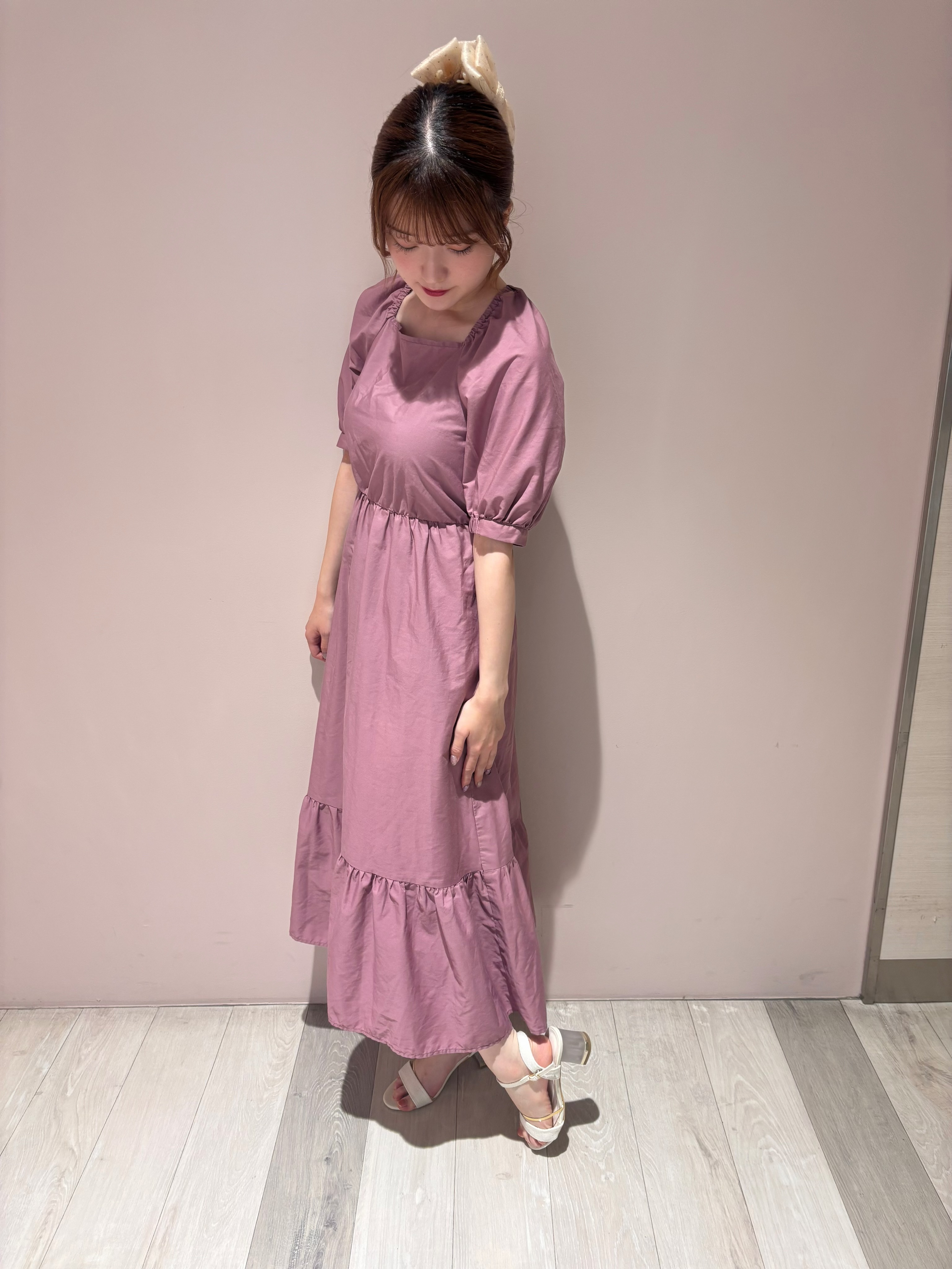 金田 千咲さんの「ESPERANZA｜クリアヒール&times;ゴールドラインストラップサンダル」を使ったコーディネート