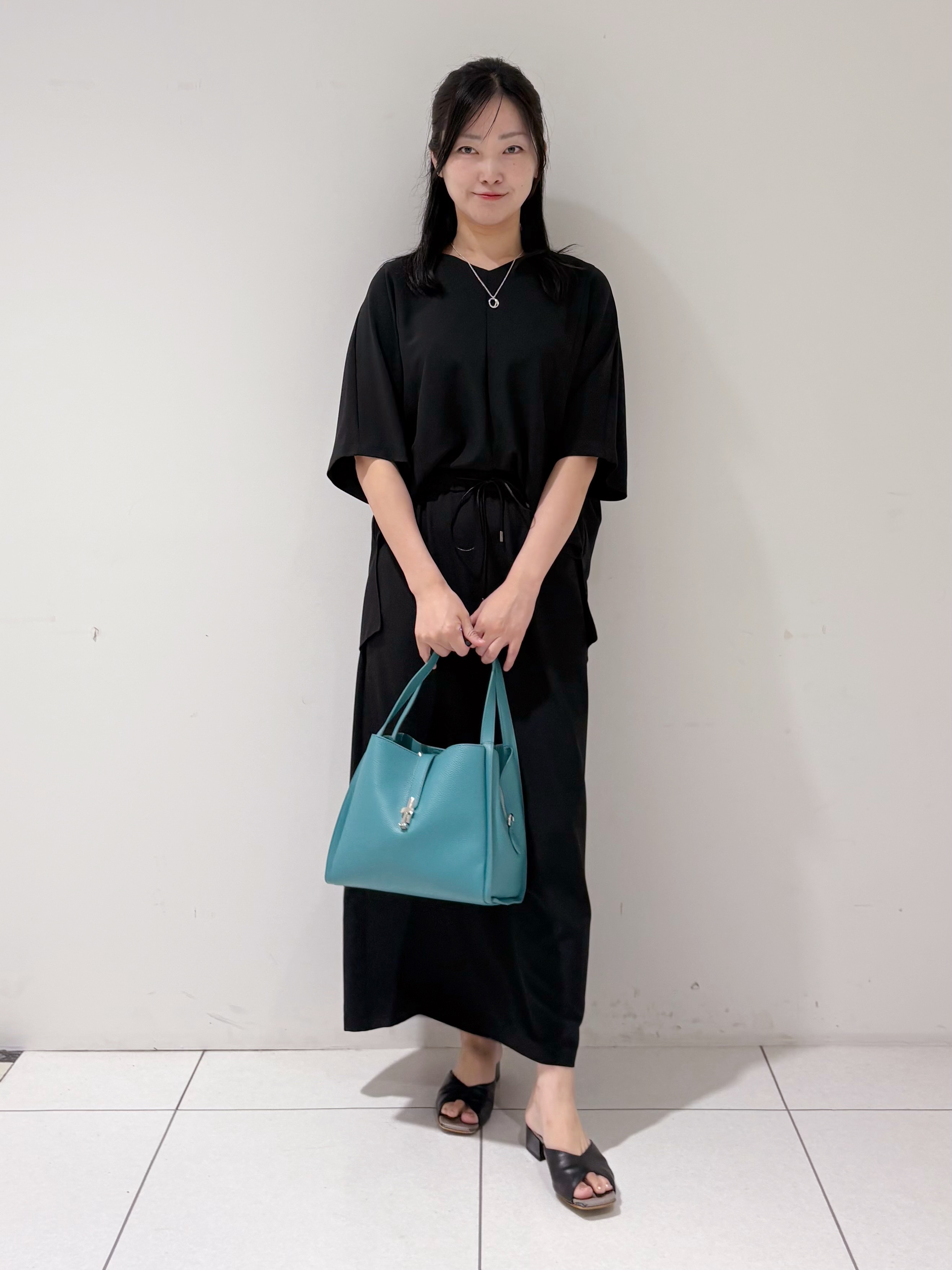 momokoさんの「INDIVI｜【体型＆二の腕カバー/着る日傘】ドルマントップス」を使ったコーディネート