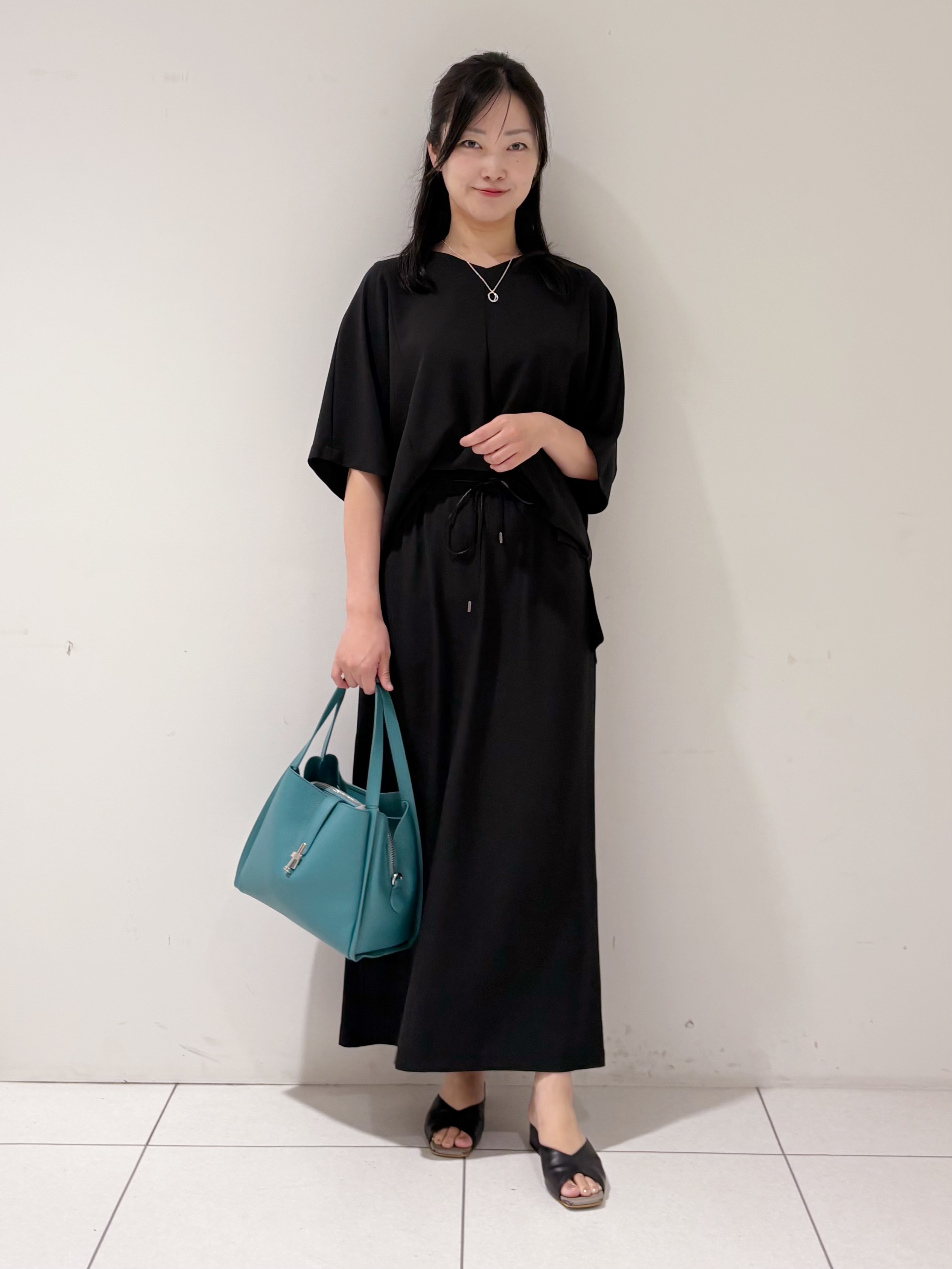 momokoさんの「INDIVI｜【体型＆二の腕カバー/着る日傘】ドルマントップス」を使ったコーディネート
