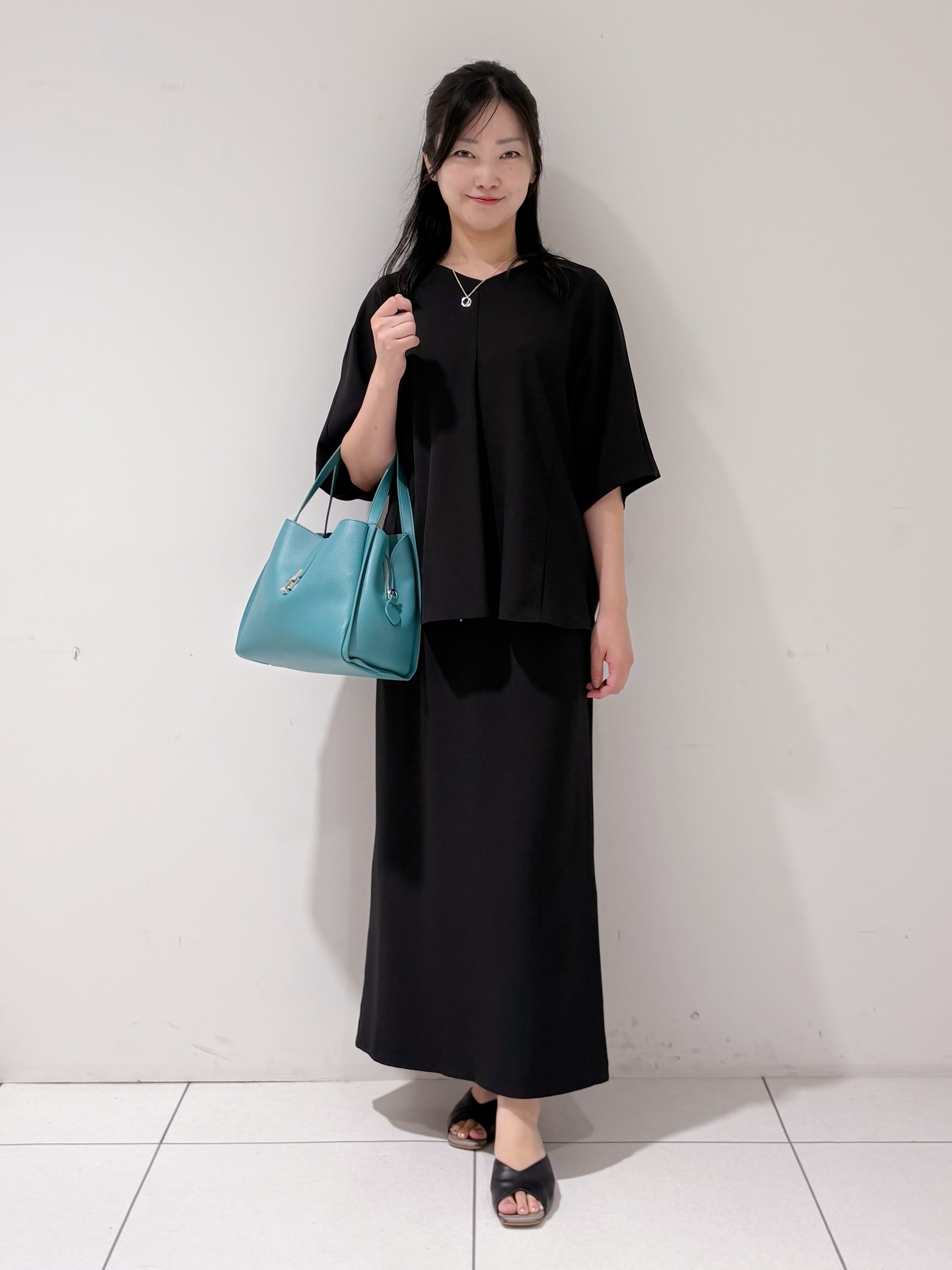 momokoさんの「INDIVI｜【体型＆二の腕カバー/着る日傘】ドルマントップス」を使ったコーディネート