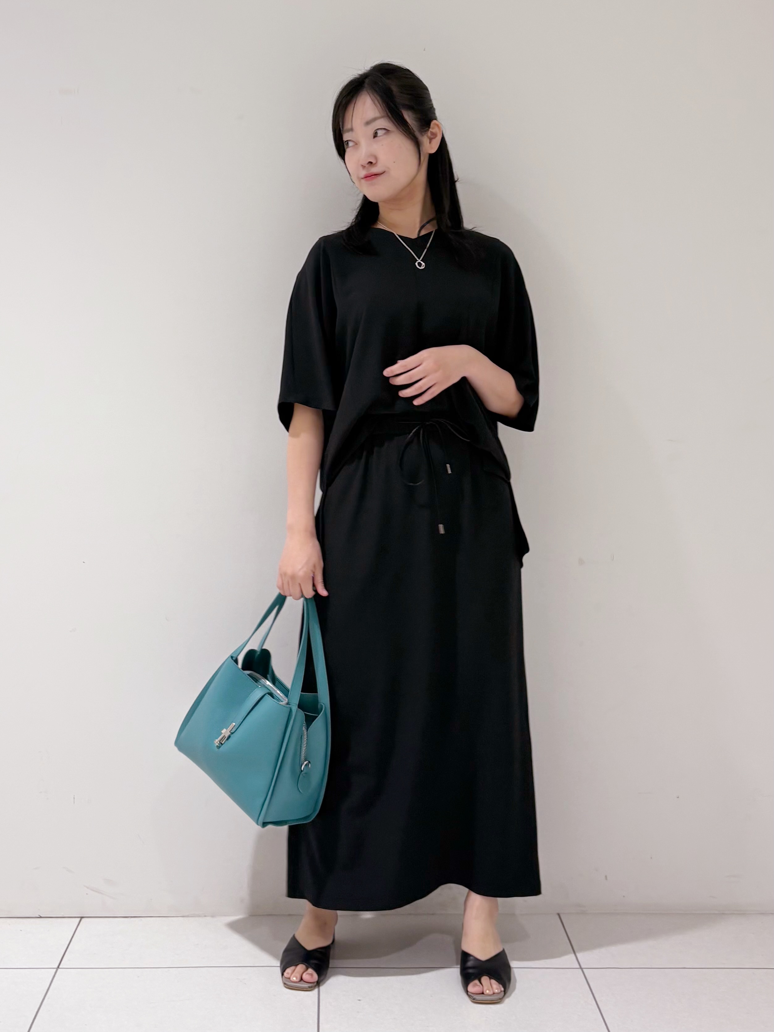 momokoさんの「INDIVI｜【体型＆二の腕カバー/着る日傘】ドルマントップス」を使ったコーディネート