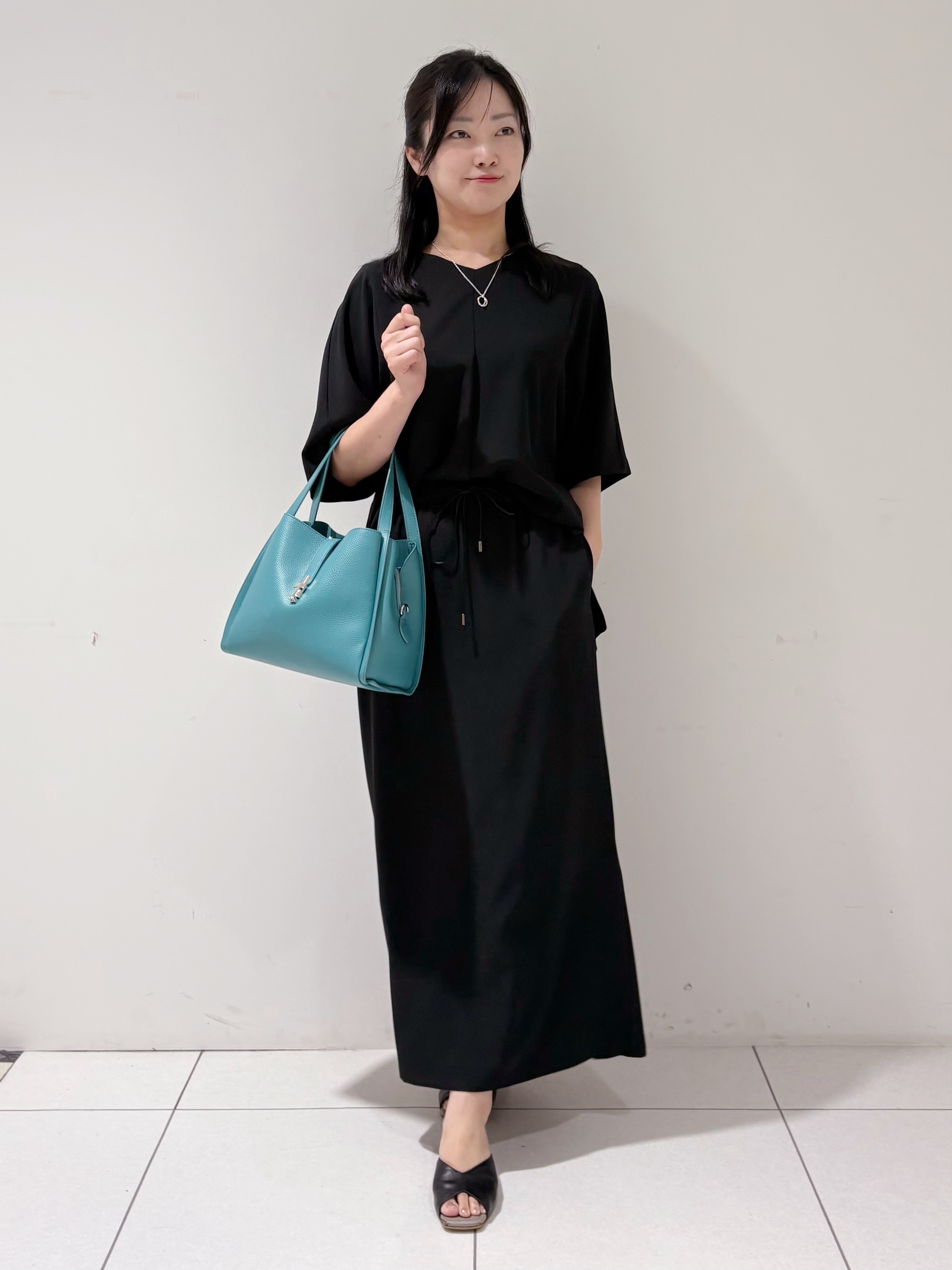 momokoさんの「INDIVI｜【体型＆二の腕カバー/着る日傘】ドルマントップス」を使ったコーディネート