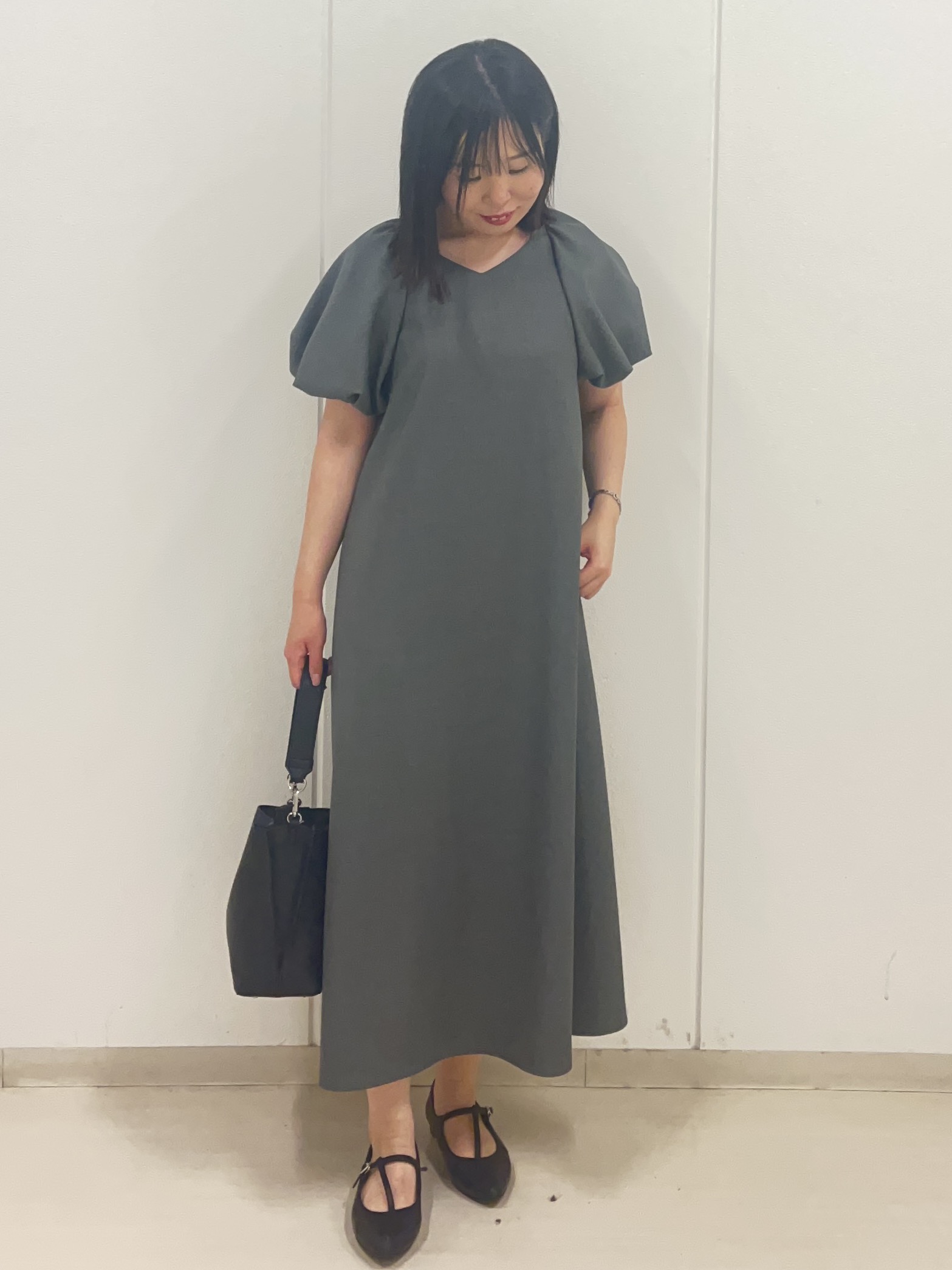 Rihoさんの「Reflect｜【UVカット／手洗い可】パフスリーブ Vネックワンピース」を使ったコーディネート