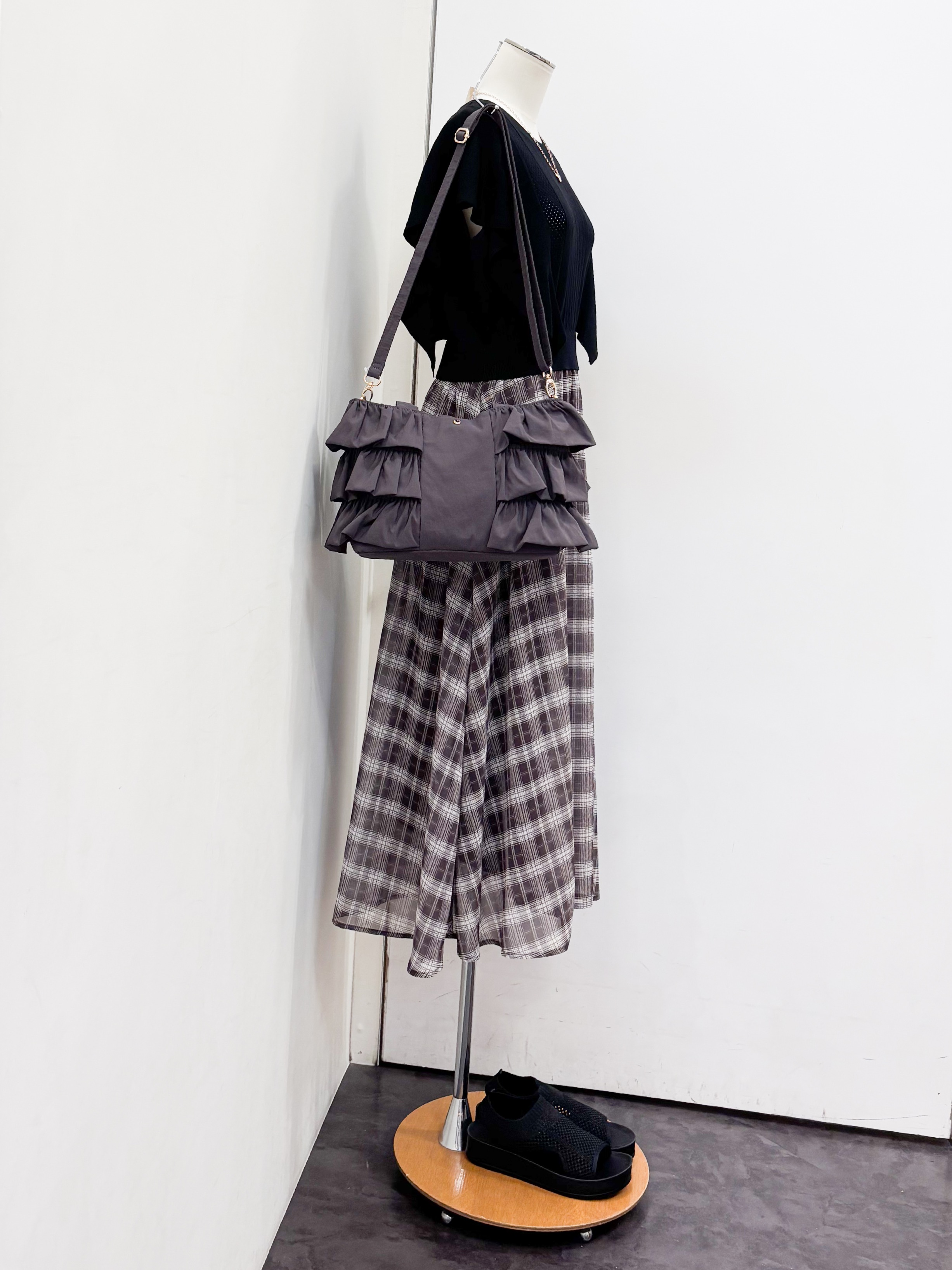 yukariさんの「grove｜【低身長さんも選べる着丈・洗濯機◎】1枚で華やか 肩フリルニットドッキングワンピース」を使ったコーディネート