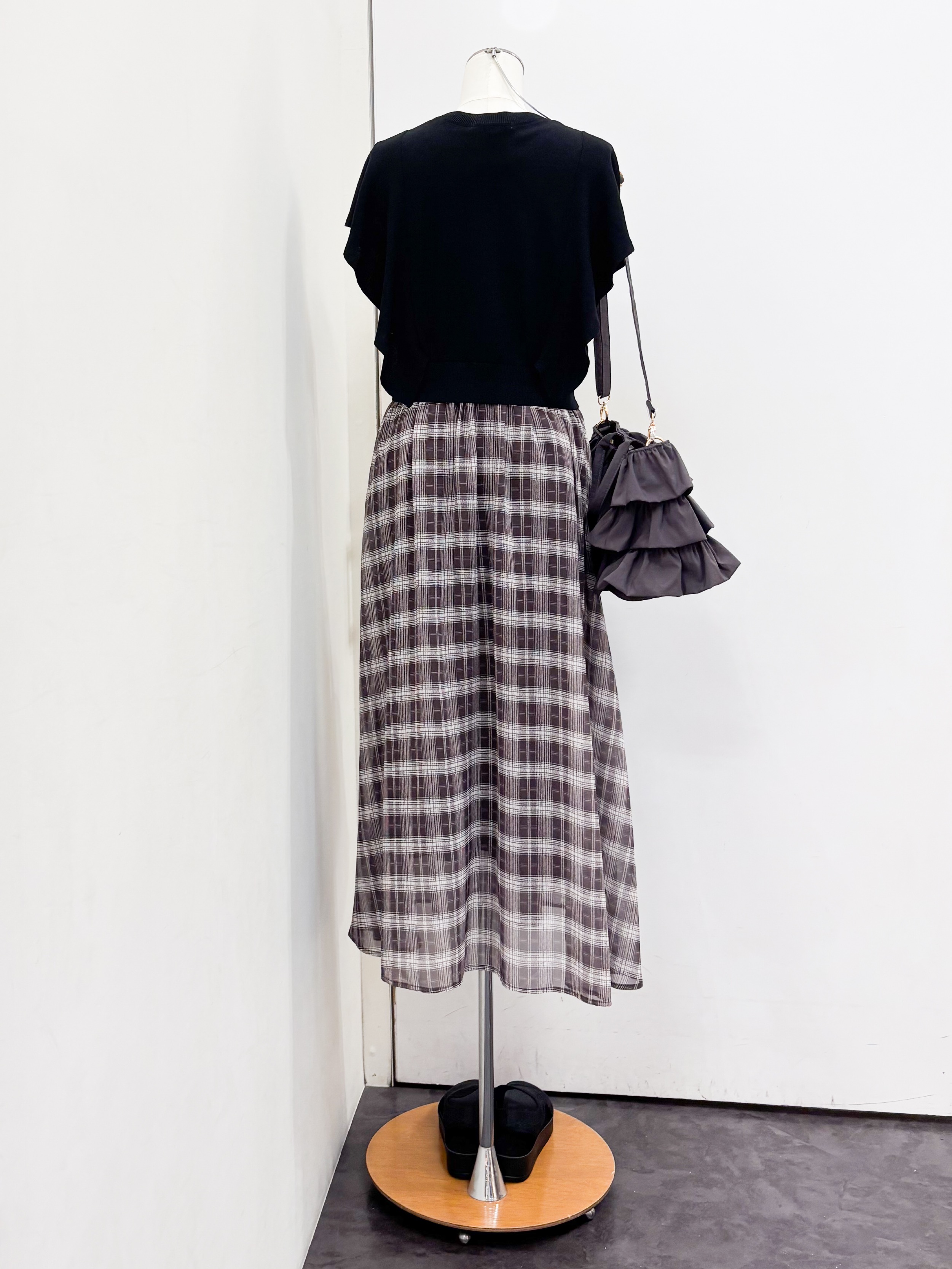yukariさんの「grove｜【低身長さんも選べる着丈・洗濯機◎】1枚で華やか 肩フリルニットドッキングワンピース」を使ったコーディネート