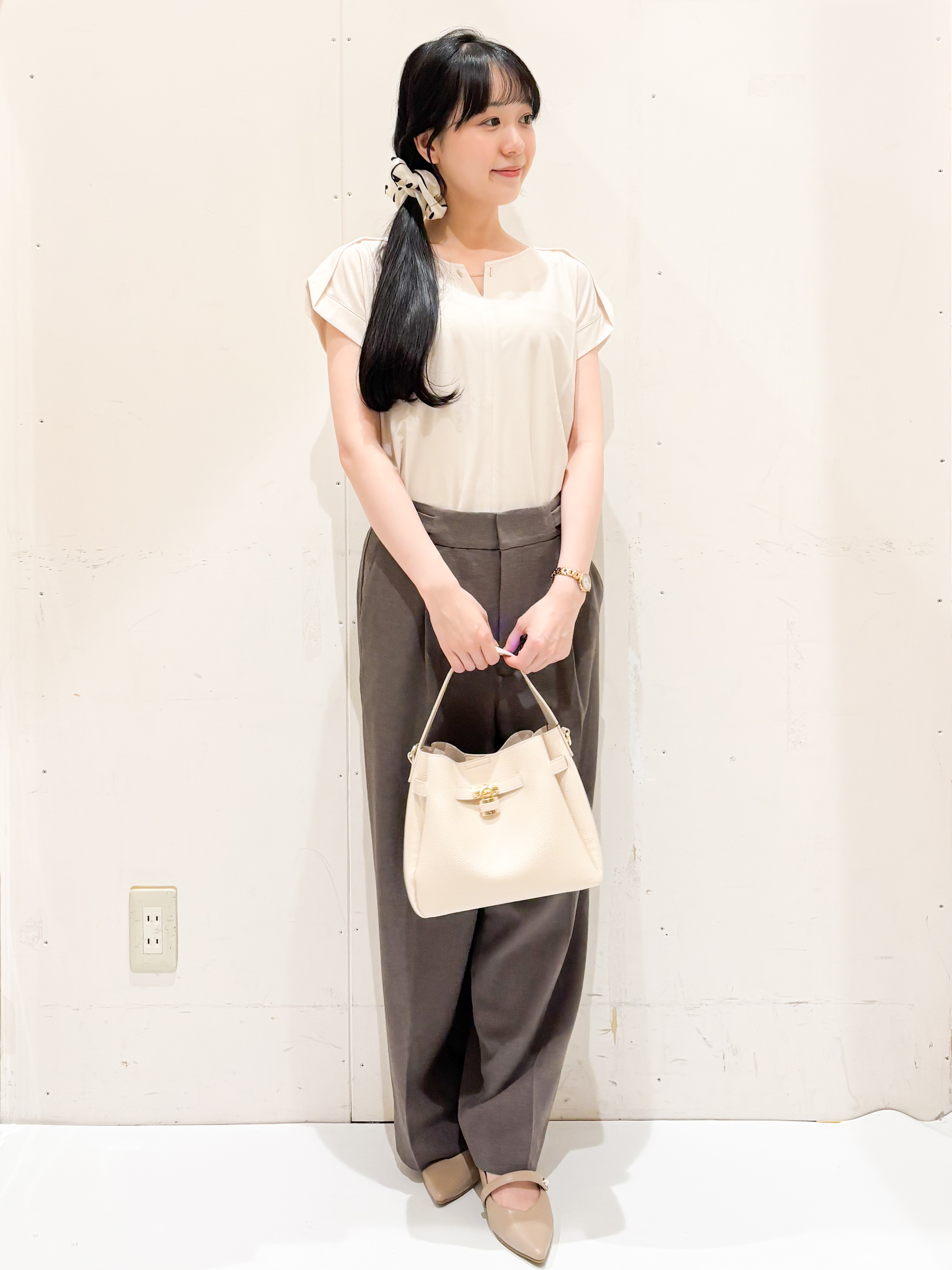 Hinaさんの「OPAQUE.CLIP｜【接触冷感】ひんやりキーネックフレンチトップス《洗濯機OK》」を使ったコーディネート