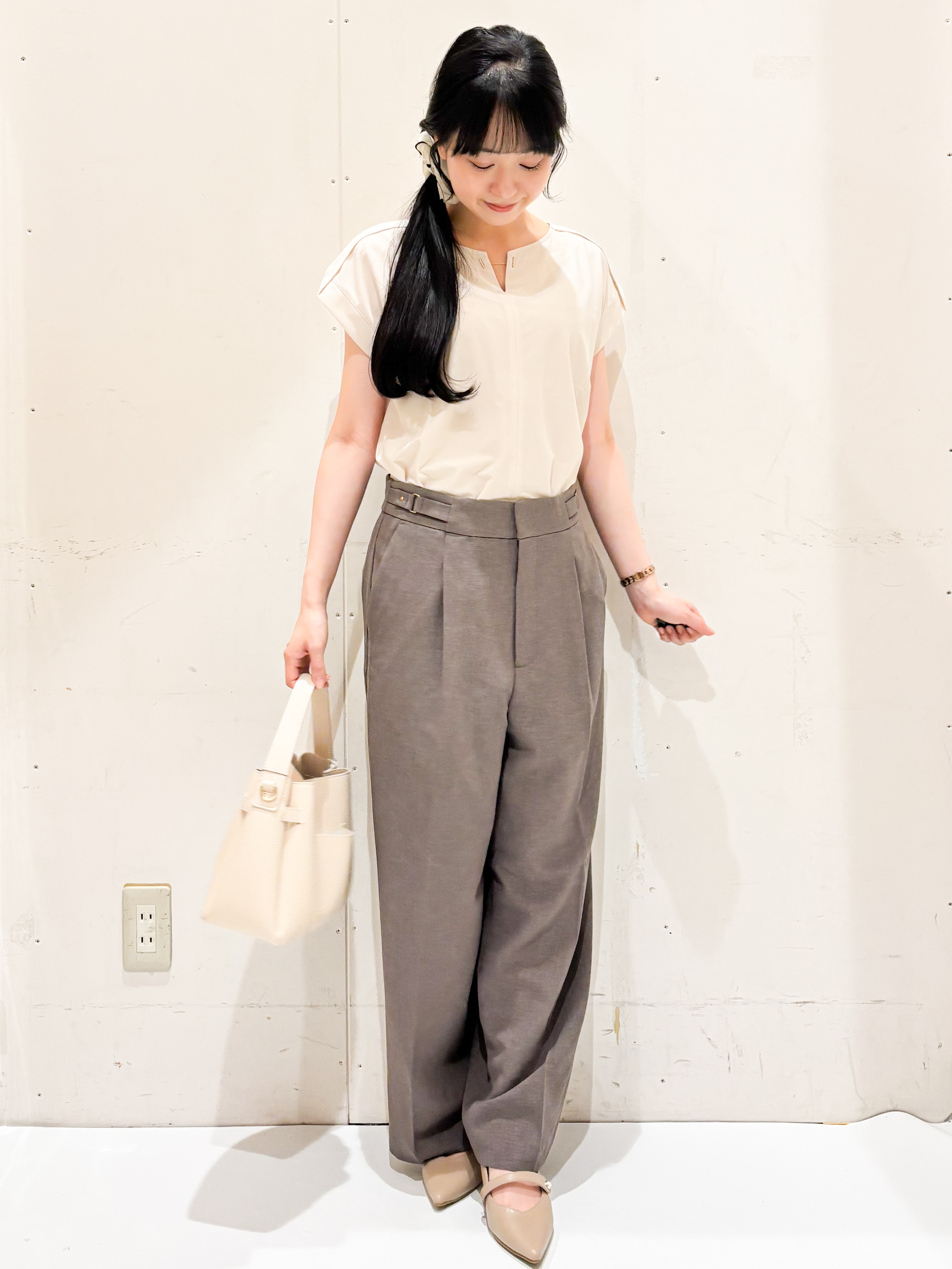 Hinaさんの「OPAQUE.CLIP｜【接触冷感】ひんやりキーネックフレンチトップス《洗濯機OK》」を使ったコーディネート
