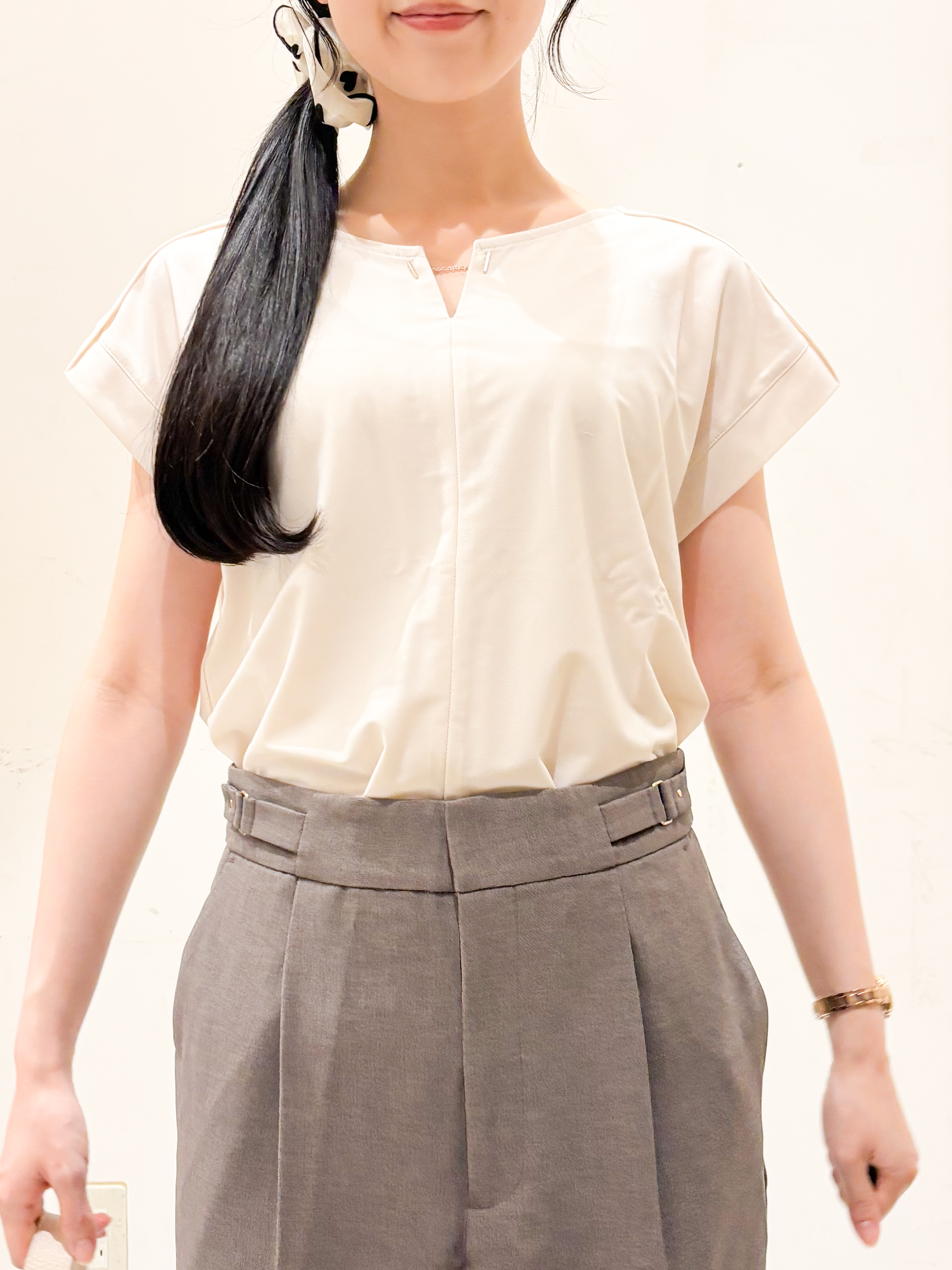 Hinaさんの「OPAQUE.CLIP｜【接触冷感】ひんやりキーネックフレンチトップス《洗濯機OK》」を使ったコーディネート