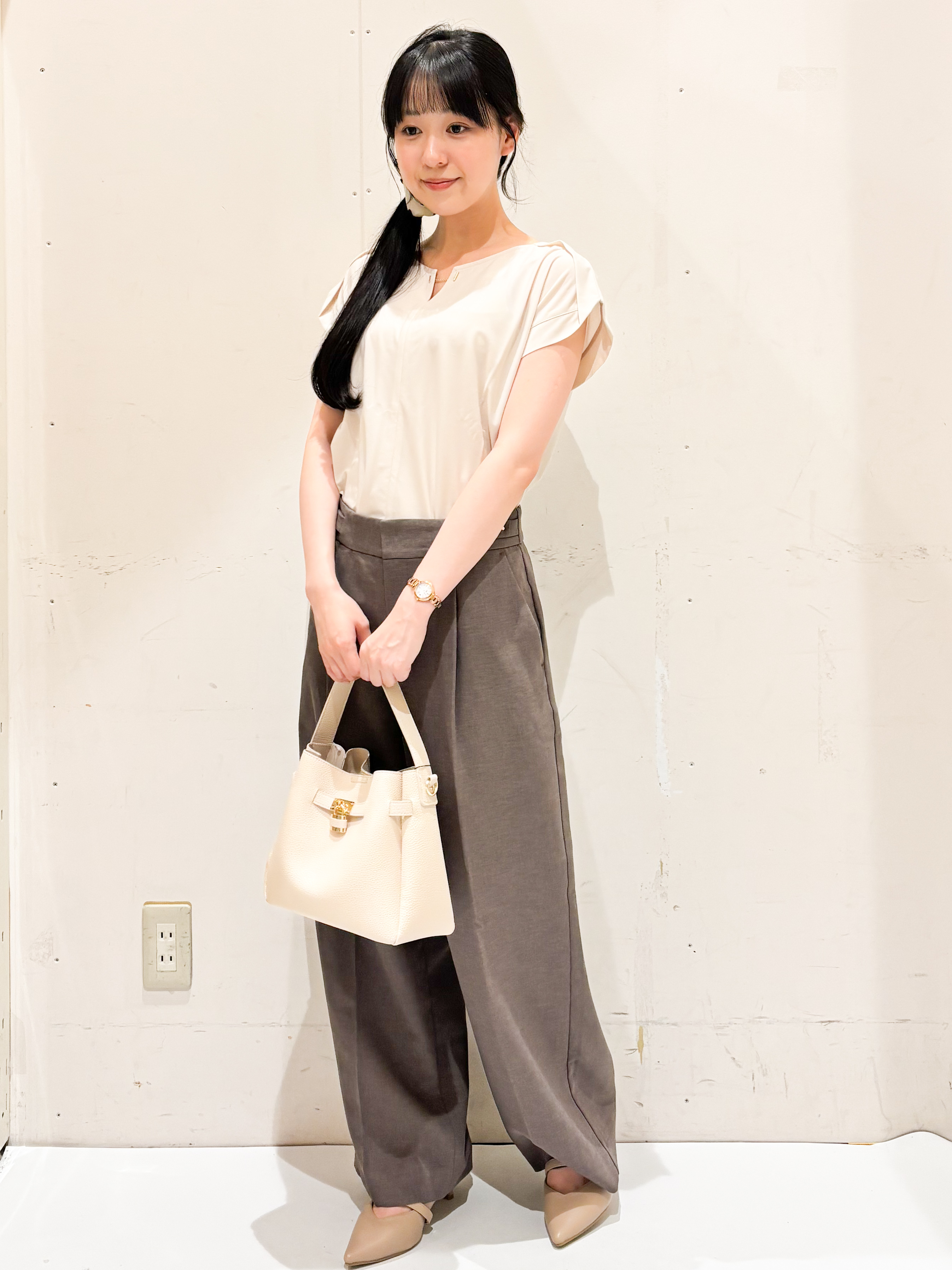 Hinaさんの「OPAQUE.CLIP｜【接触冷感】ひんやりキーネックフレンチトップス《洗濯機OK》」を使ったコーディネート