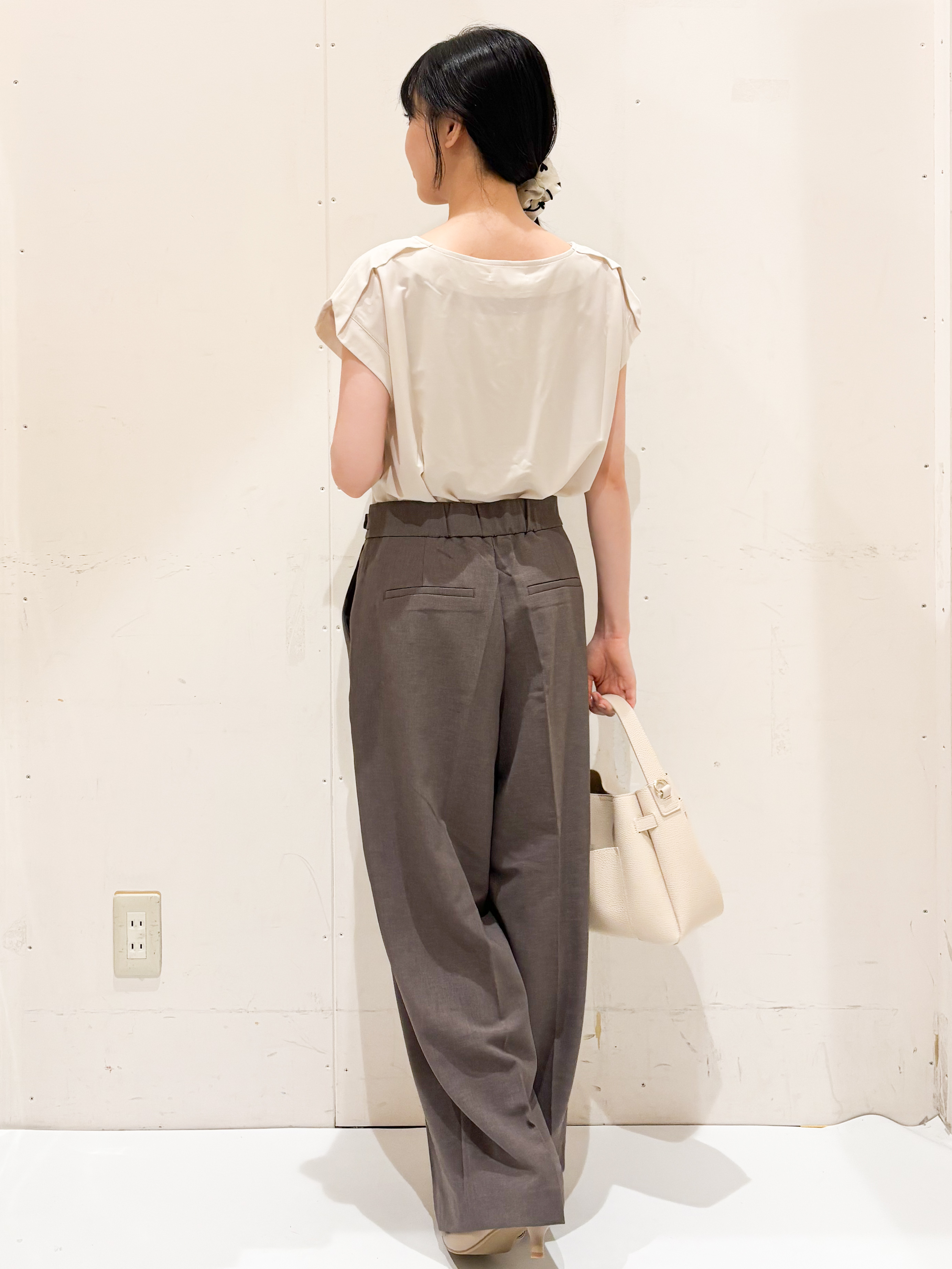 Hinaさんの「OPAQUE.CLIP｜【接触冷感】ひんやりキーネックフレンチトップス《洗濯機OK》」を使ったコーディネート