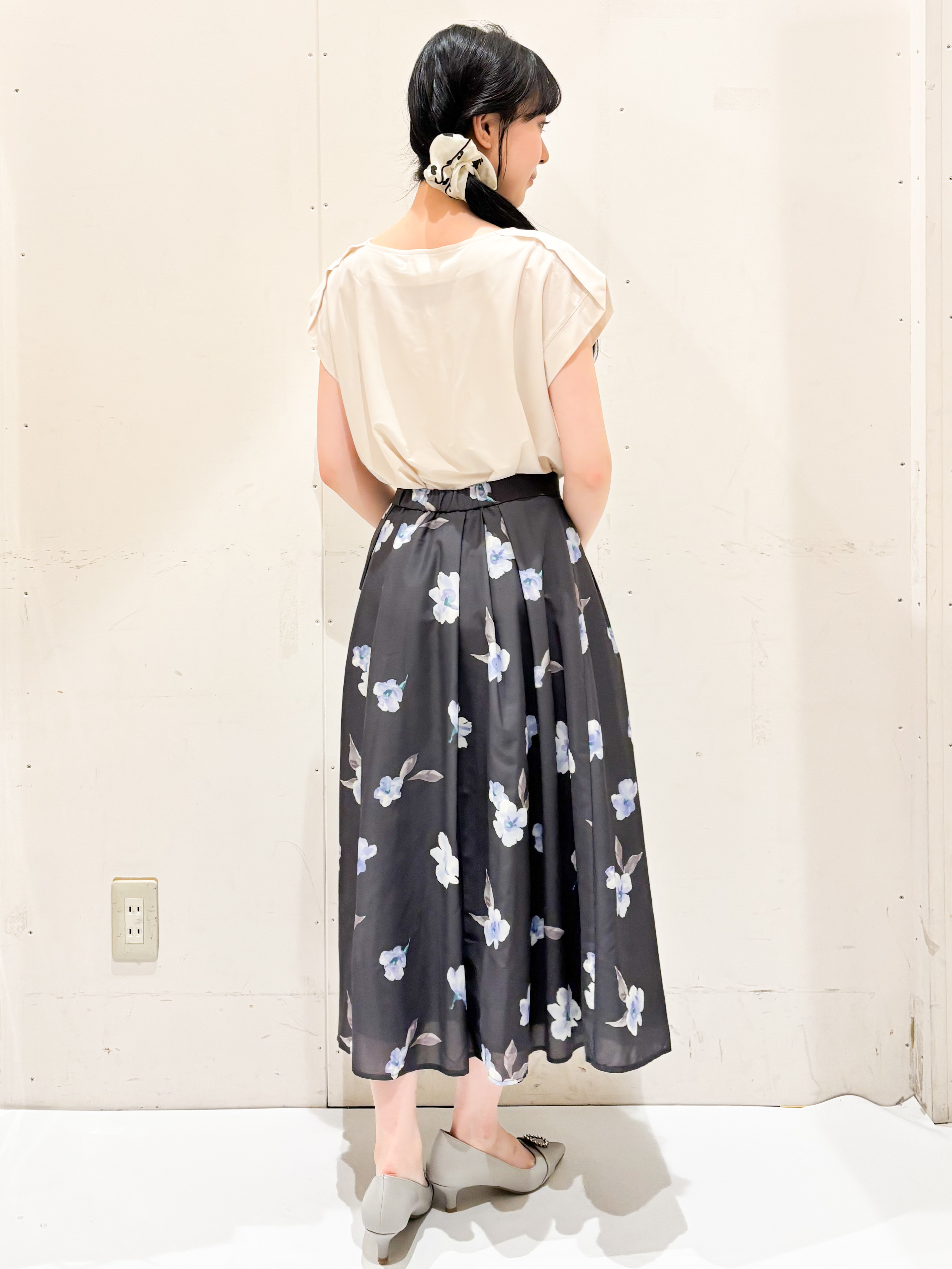 Hinaさんの「OPAQUE.CLIP｜【接触冷感】ひんやりキーネックフレンチトップス《洗濯機OK》」を使ったコーディネート