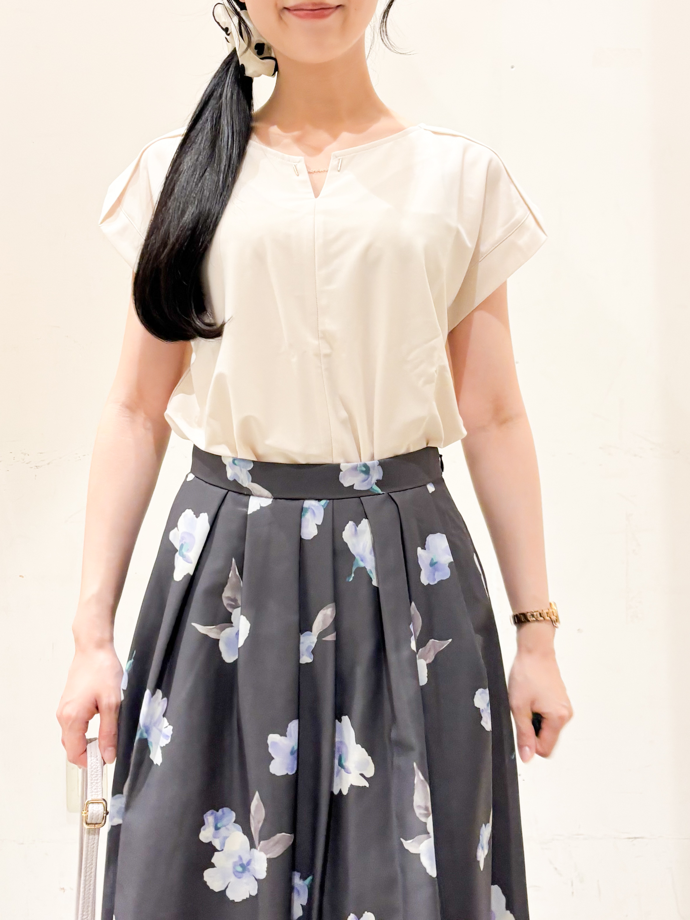 Hinaさんの「OPAQUE.CLIP｜【接触冷感】ひんやりキーネックフレンチトップス《洗濯機OK》」を使ったコーディネート