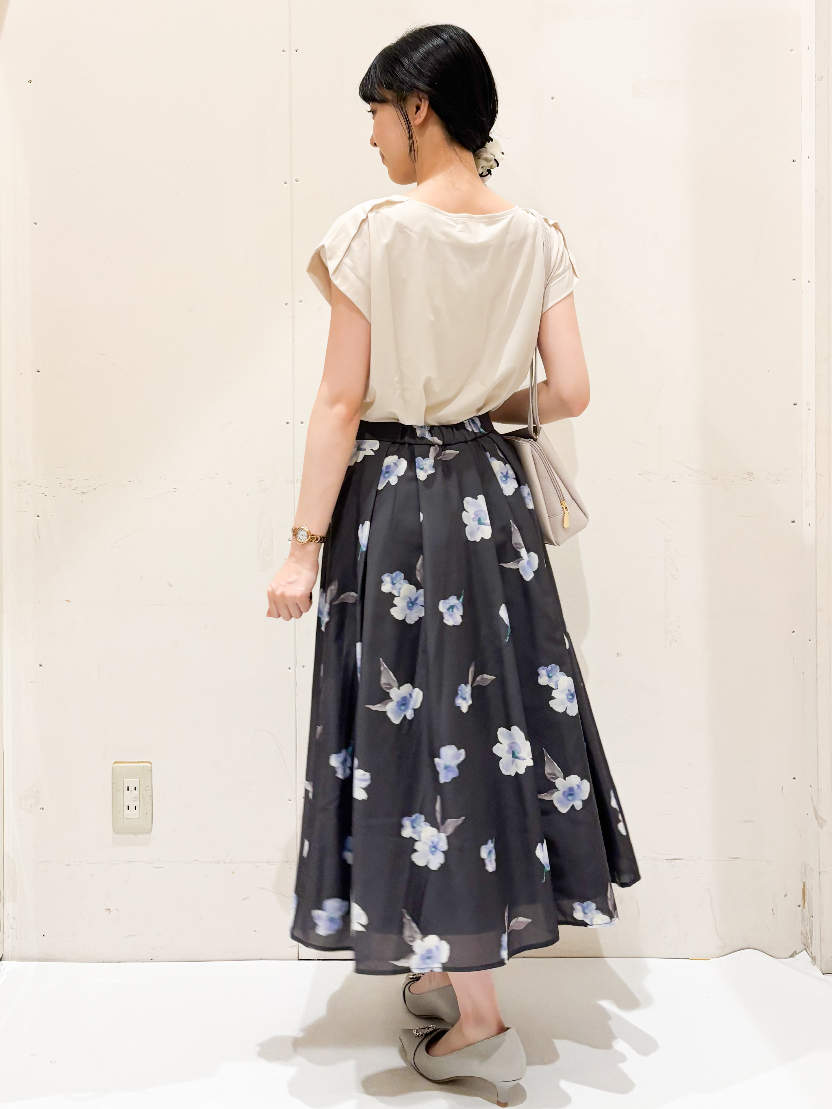 Hinaさんの「OPAQUE.CLIP｜【接触冷感】ひんやりキーネックフレンチトップス《洗濯機OK》」を使ったコーディネート