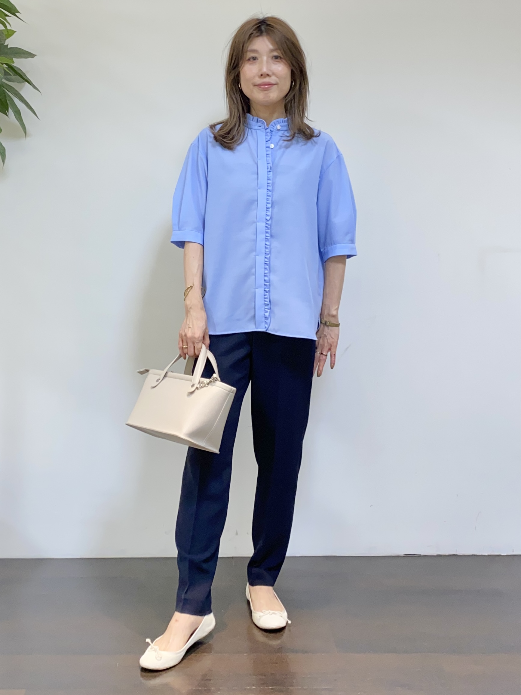 tomoさんの「UNTITLED｜【接触冷感/通気性/洗える】スタンドカラーフリルブラウス」を使ったコーディネート