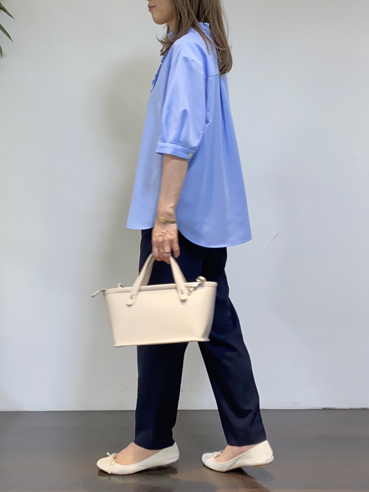 tomoさんの「UNTITLED｜【接触冷感/通気性/洗える】スタンドカラーフリルブラウス」を使ったコーディネート