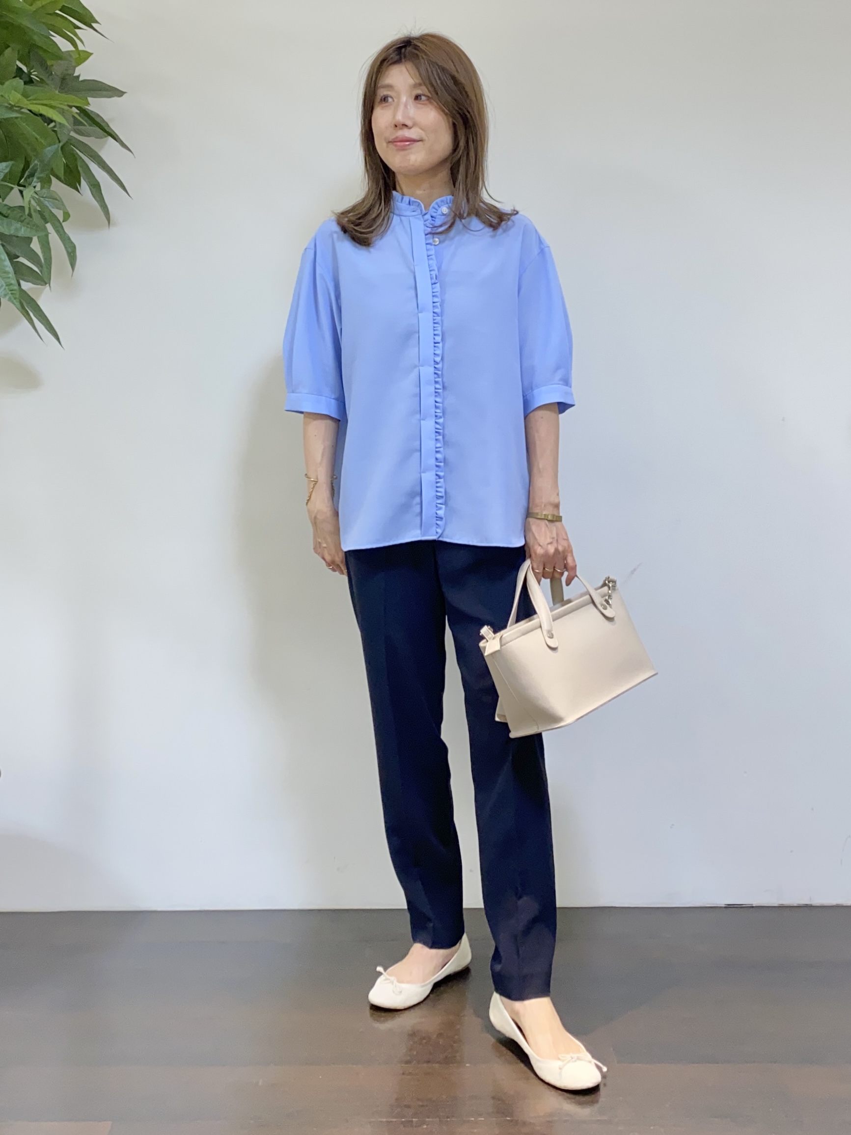 tomoさんの「UNTITLED｜【接触冷感/通気性/洗える】スタンドカラーフリルブラウス」を使ったコーディネート
