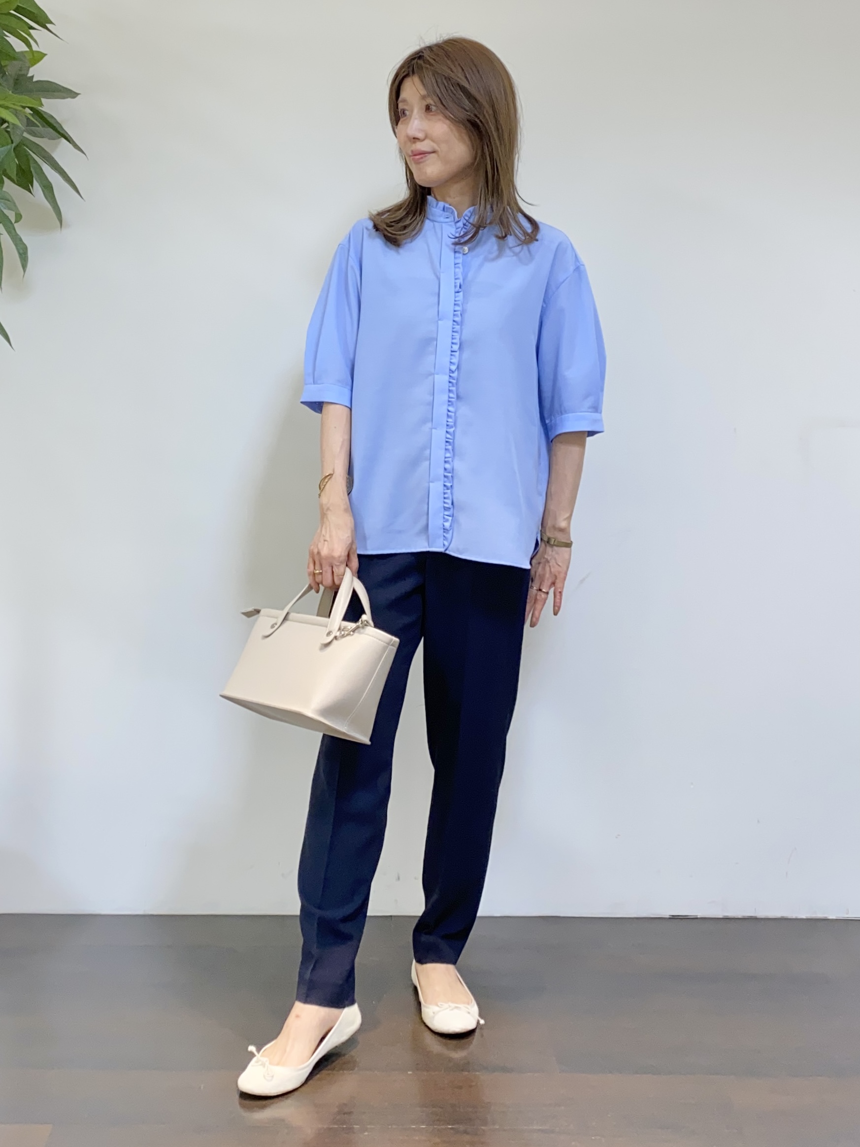tomoさんの「UNTITLED｜【接触冷感/通気性/洗える】スタンドカラーフリルブラウス」を使ったコーディネート